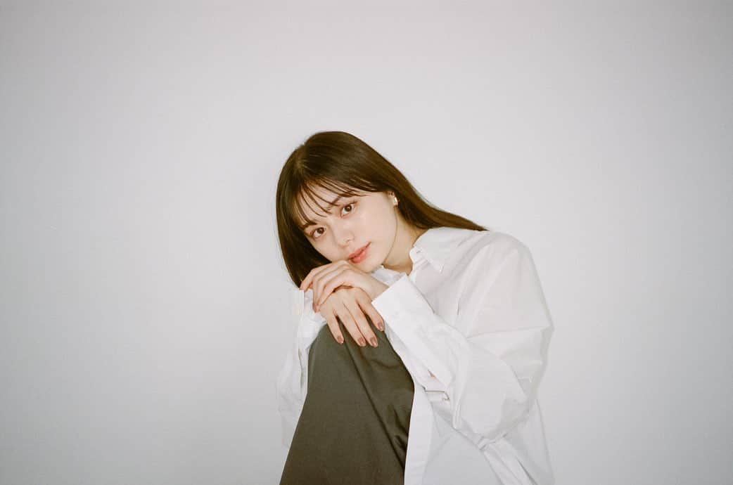 紺野彩夏のインスタグラム：「事務所の宣材写真が変わりました☺︎ わたしのインスタにはオフショを、、、🫶 まずは第一弾です！  @kisshomaru  @tanakaaa1027 @ys_theofficial  @limifeu_official」