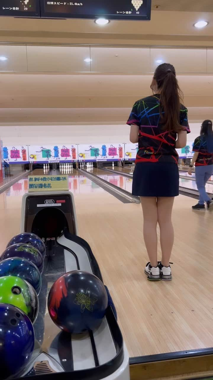 竹原三貴のインスタグラム：「久々のボウリング投稿✨ この間のチャレンジでの一コマ🎳 この日はDV8コリジョンが 大活躍でした〜！ 久々のラディカルボールは 安定の転がり感で扱いやすいです☺️  #ポニーテール女子 #ponytail #ロングヘア #高身長女子 #longhair #高回転女子 #볼링 #털어치기 #크랭커 #保齡球　 #bowling #highrev #ボウリング #ボーリング #高回転 #ローダウン #볼링하는여자  #ローダウン #ローダウン女子 #training #sportbowling #hexa  #롱헤어　#プロボウラー #볼링연습중　#プロチャレンジ」