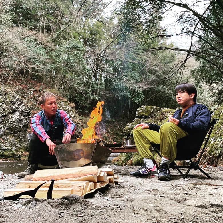 濱口優のインスタグラム：「#ロケ #焚き火 #キャンプ」