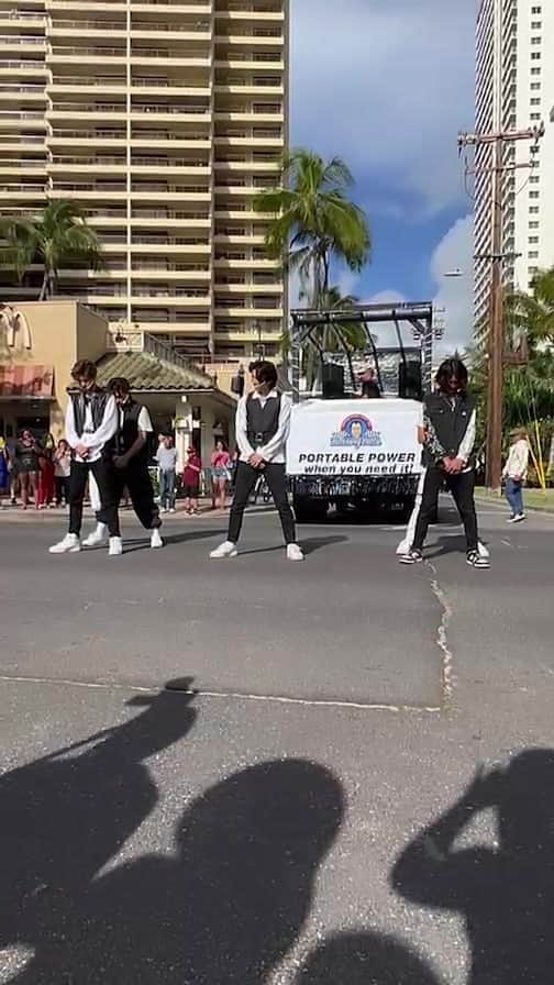 のインスタグラム：「Waikiki Parade Opening performance   @crossingrain」