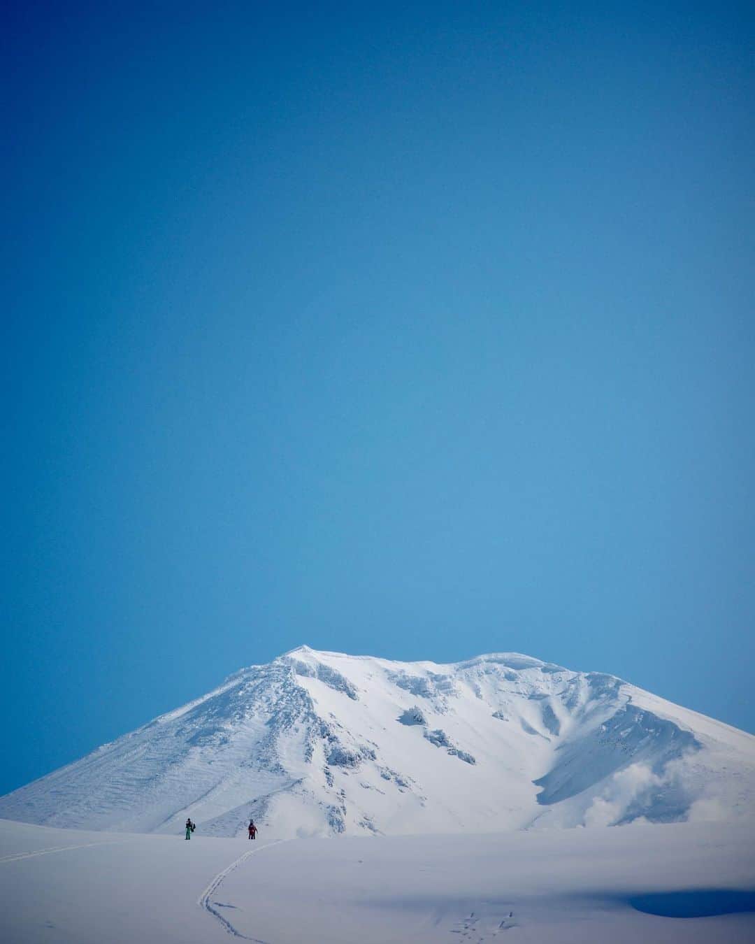 吉田拓巳のインスタグラム：「今シーズンの締めくくりは旭岳の大雪山で。念願のバックカントリーを体験して地球を感じまくり。 6時間オーバーのハイクは、、、、本当に過酷でしたが、良い体験！ @toshi_totori ガイドありがとうございました！  @masaki.matsui1101 大変ありがとうございました！  それにしてもサブ機で買ったRICOHのGRが超優秀、ほぼ無加工でこの写真たちがサクッと撮れて、過酷な場所におすすめです。笑  #旭岳  #大雪山  #Asahidake」