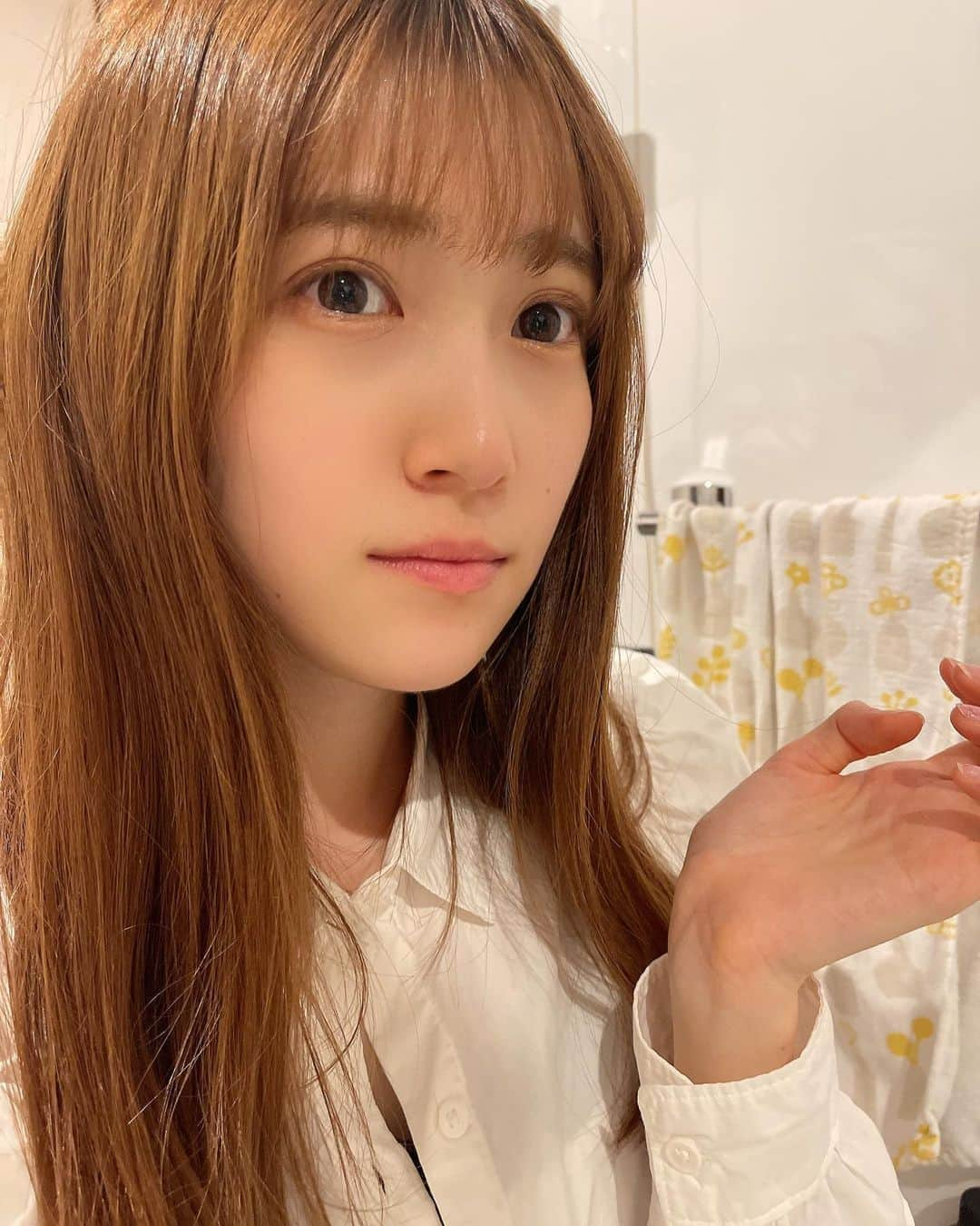 坂本 愛玲菜さんのインスタグラム写真 - (坂本 愛玲菜Instagram)「🤳  最近お肌の調子よくて嬉しい🫶🏻 だいたい何もない日はすっぴんか コンシーラーとまゆげだけかいて アイシャドウして終わり🦔 最近まつげあげないのにハマってる~  色々しない方がしっくりきたりする🦔」3月13日 18時45分 - erena_hkt48