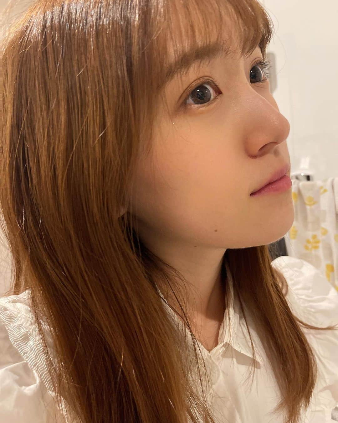 坂本 愛玲菜さんのインスタグラム写真 - (坂本 愛玲菜Instagram)「🤳  最近お肌の調子よくて嬉しい🫶🏻 だいたい何もない日はすっぴんか コンシーラーとまゆげだけかいて アイシャドウして終わり🦔 最近まつげあげないのにハマってる~  色々しない方がしっくりきたりする🦔」3月13日 18時45分 - erena_hkt48