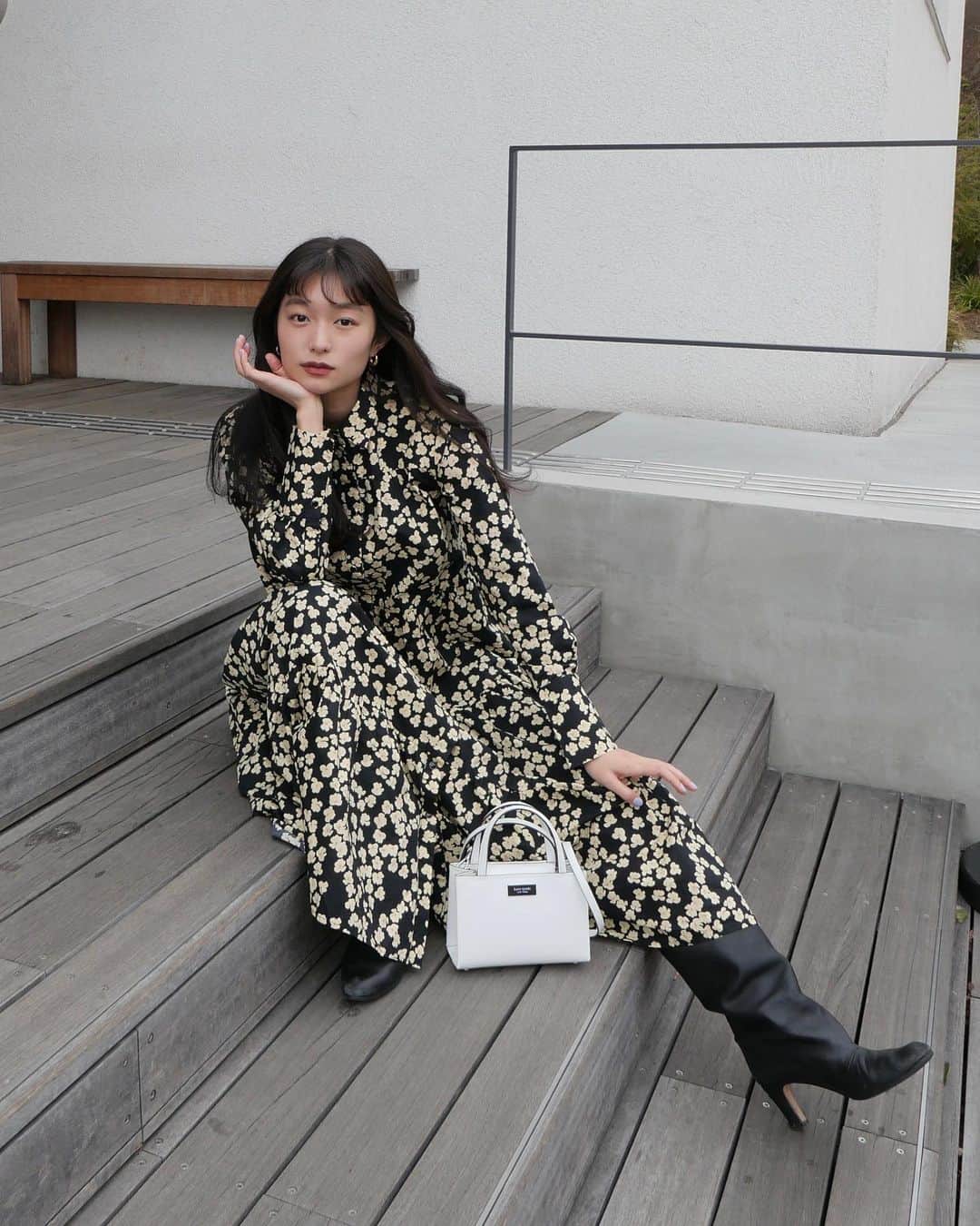 阿部朱梨のインスタグラム：「春の陽気になってきたから お気に入りのワンピースでお出かけした日  コーデのポイントに選んだバックの このサイズ感がたまらんっ🤍  #katespadejapan  #ケイトスペードアドベンチャー #サムアイコン」
