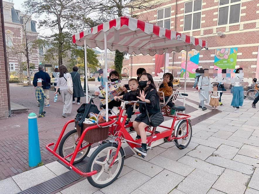 江原千鶴（エハラチヅル）さんのインスタグラム写真 - (江原千鶴（エハラチヅル）Instagram)「小学校の修学旅行以来、30年ぶりにハウステンボスへ行ってきました❣️  アニーおばさんのチーズケーキが、パッケージがずっと変わってなくて懐かしい〜😍  ハウステンボスは広すぎるから自転車移動が最高だった！ 全員乗れるの最高！ これ乗るだけで楽しくて大盛り上がり😆  パレード大好きうたくんは踊りながら手を振ったりノリノリで、ミッフィーちゃんもいたよ〜💙  イースタータウンとか、苺たっぷりの春スイーツとか、映えがたくさん🍓🍓🍓  夜のハウステンボスも素敵でした✨  ホテルヨーロッパの可愛いお部屋に泊まったんだけど、朝食がめちゃくちゃ美味しかった😆 モーニングスパークリング、お刺身、しゃぶしゃぶとか…豪華すぎました！！  母子旅初めてだったけど、子どもたちが楽しかった〜😊と言ってくれて良かったです💕  #ハウステンボス#フラワーフェスティバル#ホテルヨーロッパ#PR#母子旅#親子旅#家族旅行#長崎#長崎旅行#エハラ家」3月13日 18時50分 - eharachizuru