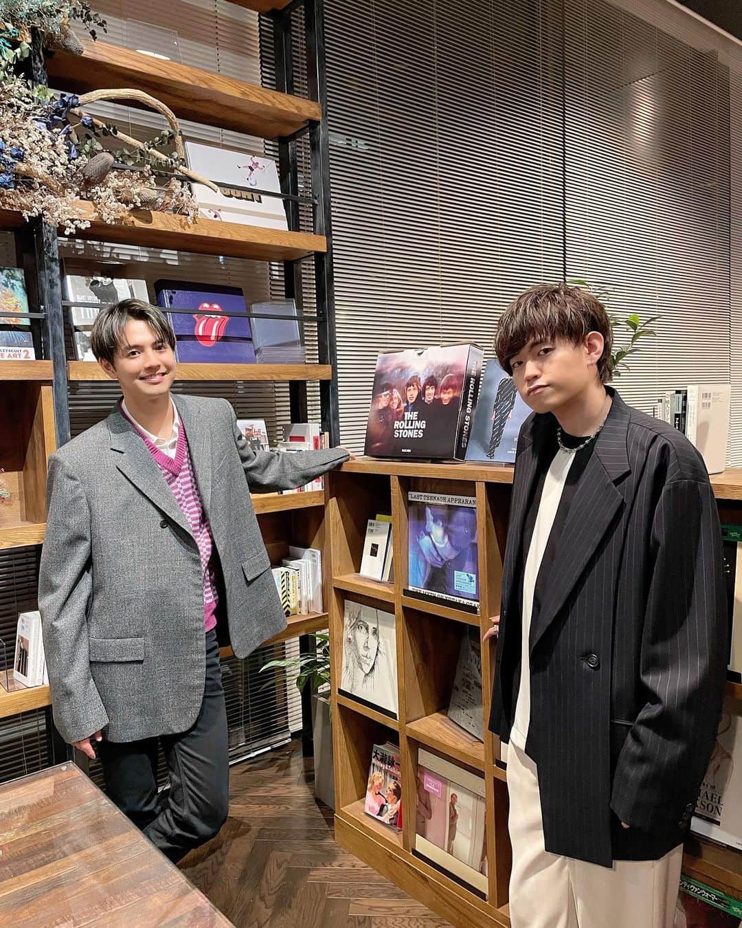 Tani Yuukiのインスタグラム：「📣 お知らせ👀✨ 先日、片寄さんと取材を受けてきました😊　  いよいよ「運命」MV公開まであと2日‼️　公開時間等の詳細は明日発表予定。  片寄さんver.とTani ver.の2作品、どんな仕上がりになっているのか…楽しみにしていてください♪  インタビューも撮影も楽しかった〜！❤️‍🔥 MVめちゃくちゃ良いのでお楽しみに📖  #GENERATIONS #片寄涼太 さん #TaniYuuki #運命」