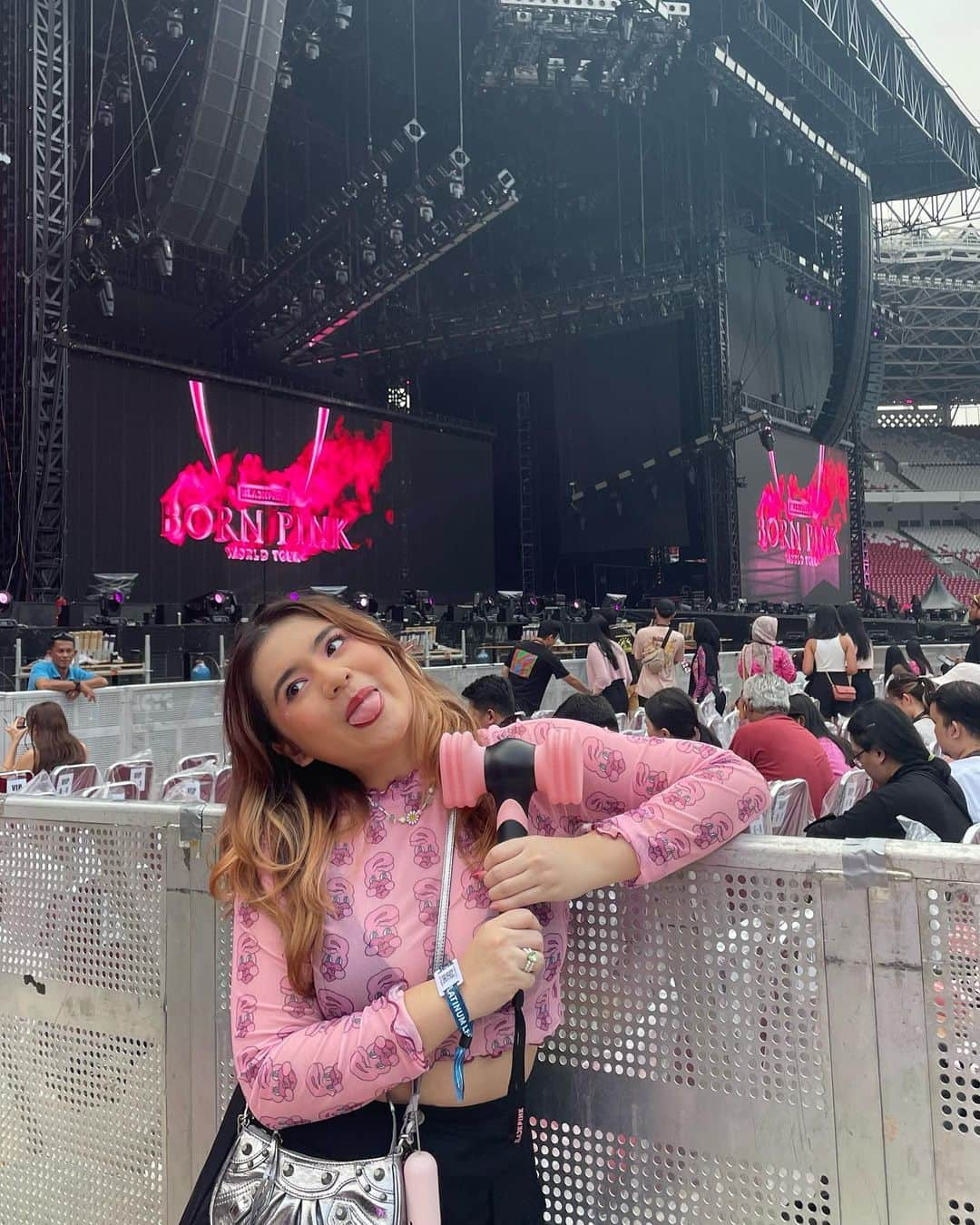 タリア・イファンカ・エリサベスのインスタグラム：「Intinya seru banget #bornpinkworldtour Day 2💖🖤  Tebak bias aku siapa? HAHAHA🥰」