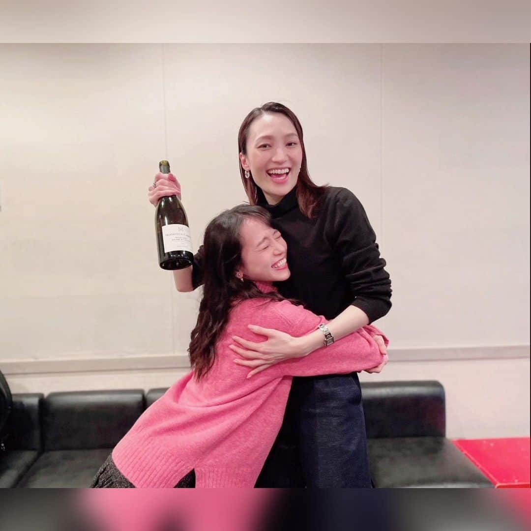 真彩希帆のインスタグラム：「みなさま、こんにちは🍾  昨日「ジキル&ハイド」 自分自身の初日が無事に開きました🙌🏻✨  明日はお休み、 ゆっくりしながらその投稿もしたいと思います🧪🌿  そして‼︎ゲストとして呼んでいただき お稽古中に収録していた  のぞみさん @nozomifuto_official の 「望海風斗のほろ酔いアワー#19#20」  配信されたものを聞いたら シラフなのにも関わらず、ハイめなテンションの私….🙄🤟🏻  のぞみさんと会うと嬉しくなっちゃうって事ですね笑😂💓  楽しく、ゆる〜く思い出しながらのお話。  なんとなく、在団中お稽古終わりにあったかい飲み物を 飲みながら色んな事をお話していた時を思い出しました☺️💓  退団してもうすぐ2年か〜。 時の流れは早いものですね  それでも在団中も、退団後も変わらず、 なかなかお会いできない中でも のぞみさんのお優しさに心がぽんっとします🌸  何十年後かにあるだろう トークショーに向け、元気でいなければ☺️笑  まずはジキハイ千穐楽をしっかり迎えます✊🏻🔥  ドリームガールズも無事に大千穐楽を迎えられますように🪩🎉  のぞみさーん！いつもほんとーうにありがとうございます🙌🏻❤️  配信、みなさまぜひお聞きくださいませ🍾✨  #望海風斗 さん #望海風斗のほろ酔いアワー  #思い出話は数十年後のお楽しみ🐥  #カルヴァドス #もう一気飲みはしません🙄🍾  #真彩希帆」