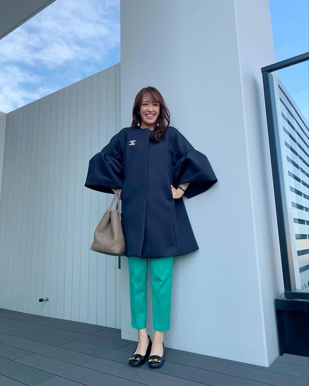 堤友香のインスタグラム：「. 今年の春コートは 袖のボリュームが🫶  @celford_official  ベルスリーブコクーンコート🧥  リサイクルポリエステル素材で コートは思えない軽さ！ 弾力と艶感もあって 仕事にも重宝しています✨  これくらいの丈だと 自転車もこぎやすい🤣💯  #celford #セルフォード #unitedarrows #ユナイテッドアローズ #sergiorossi  #ootd #166cmコーデ #春コーデ #春コート #スプリングコート #ママコーデ #hermes」