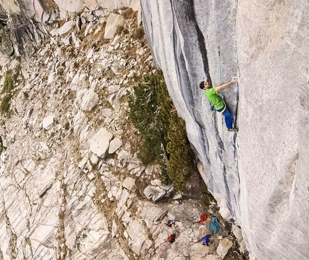 ジョー・キンダーのインスタグラム：「I love talking about my top picks and suggestions of routes. My buddy Cam and I were talking one day about what our favorite routes were in the USA in the 5.14 range. I had to think as I’ve been climbing this level for over two decades now! 👴🏻HA! Over the next 5 days I’m going to share my “5 star five”. These lines are the cream of the crop in my opinion and offer something unique.  I’m grateful to have had photos taken from some amazing photographer friends. Thank to you all for these and the memories they’ve created.   {Here they come in an ascending order. These are not only my FA’s but routes I regard as 5 star on all fronts}. LET’S GO!  Weekend At Bernie’s, 5.14a, Lake Tahoe, CA ⭐️⭐️⭐️⭐️⭐️  One of the purest and cleanest lines in the country and friends have called it “one of the best pitches in the world”. I paid a hefty price for this FA, yup… this is the one where I cut down a tree and somehow survived. “Absolutely pristine granite, an obvious line, unique, enjoyable movement and distinct, challenging cruxes all combine to make Weekend At Bernie’s one of the best routes I’ve ever climbed.  Bottom to top perfection in my book.”  - @carlodenali   📷 @bearcam」