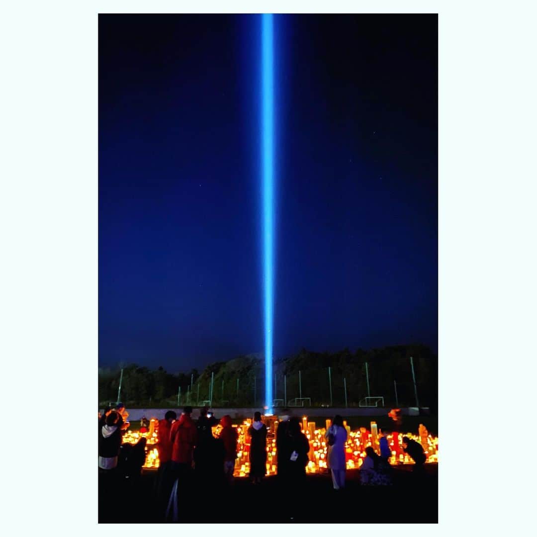 Caravanのインスタグラム：「2023.03.11.  友人のCandle Juneに誘われ Song of the earth 福島へ行ってきた。  彼は2011.3.11以降 今でも毎月11日に福島を訪れて 地元の方々と対話して時を過ごしては キャンドルを灯している。  時がながれ風化していく記憶に 杭を打つように毎月、繰り返し。  当初は偽善だ、売名だ、と あーだこーだ言う人も居たと聞く。  そんな雑音にも負けず、 情熱を切らさず今もなお 粛々と活動を続けている人が どれだけいるのだろう。  ひたむきな彼の背中を見たら、 誰かの心ない言葉達は蒸発してしまうだろう。  悲しみから喜びへ。 この日が光溢れる優しい一日になりますように。  今週日曜3/19は 仙台に歌いに行きます。 retro back page. 来れる方、一緒に楽しみましょう。」