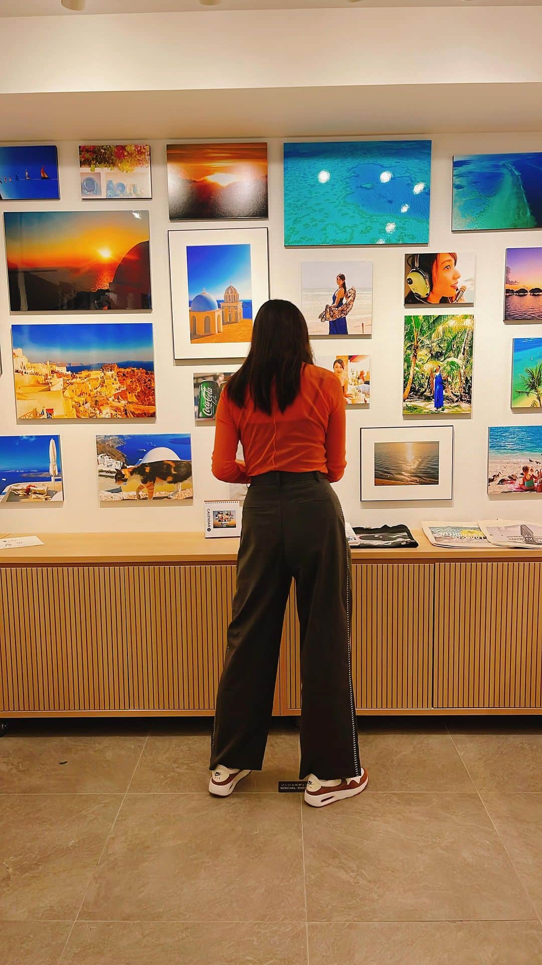 広瀬未花のインスタグラム：「只今、写真展開催中です✨  写真展の前日の様子... ワンダーフォトショップの皆様のお陰で、こうして無事に展示させて頂くことができました✨  一点一点、細かいオーダーにお応え頂いたワンダーさんに 心から感謝しております。 それだけ妥協なく心を込めてつくりました✨  是非、お越し頂きご覧頂けると嬉しいです☺️  記念すべき一番目のお客様は... トークイベントのゲストにもお越し頂いたFUMICO❤️ @fumi.co_trip  色々とお手伝いありがとう☺️  タイトル：MOVE -今この瞬間、そして未来へ- 主　　催：WONDER PHOTO SHOP 期　　間：2023年3月10日（金）〜3月22日（水） open 11：00～19：00 入　　場：無料 会　　場： WONDER PHOTO SHOP」