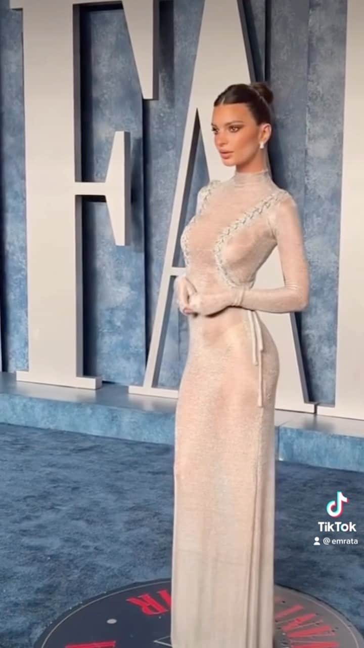 エミリー・ラタコウスキーのインスタグラム：「@vanityfair」