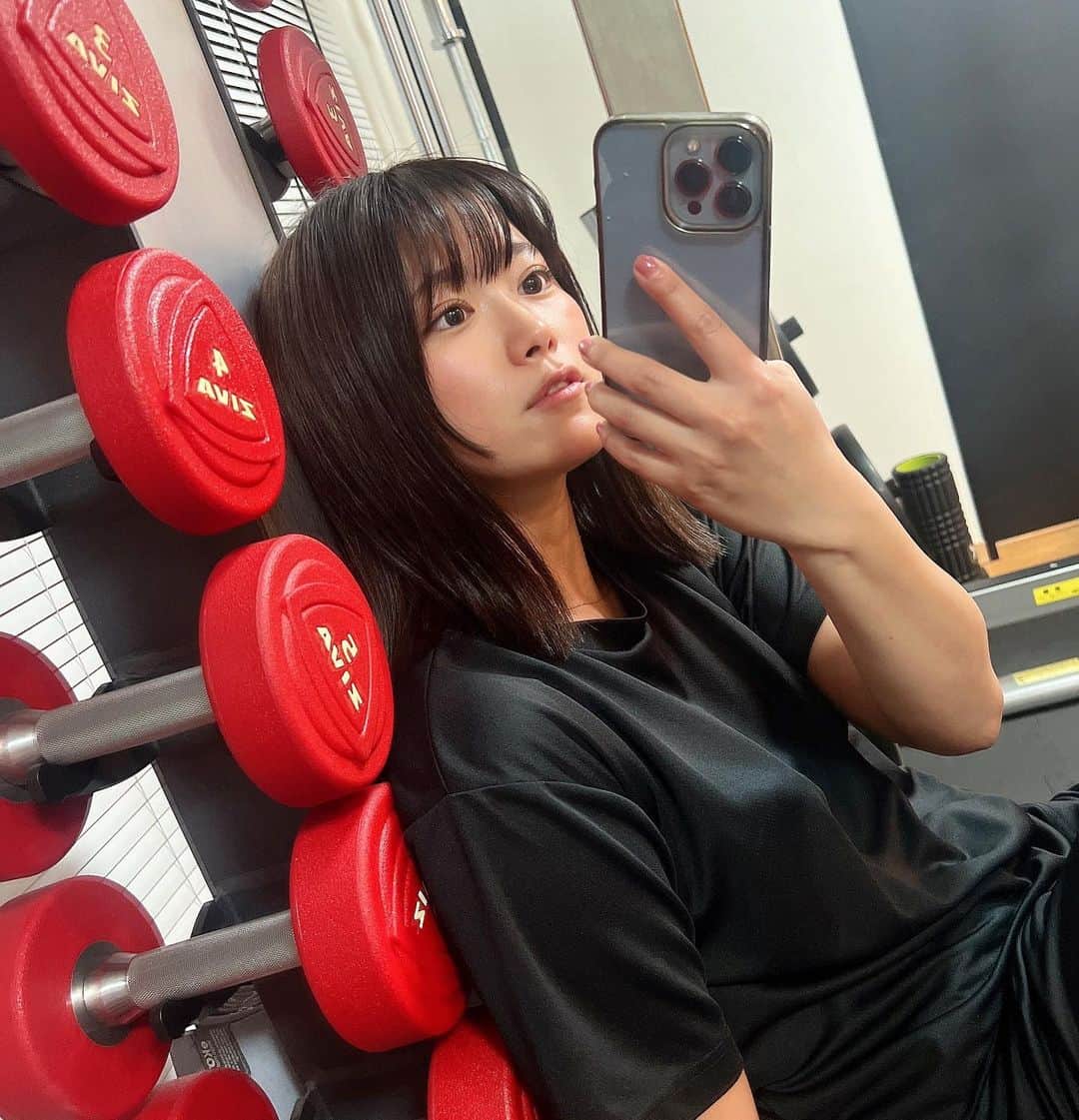 山内鈴蘭のインスタグラム：「トレーニング楽しいっ🥺🔥  ・股関節、肩甲骨周りのストレッチ ・ゴルフスイングで大切な体重移動のトレーニング ・体幹を鍛えるプランク  @revias_official  初めて銀座店に行ってきたよ！ 仕事が日本橋の方だったから、助かりました🙆🏼‍♀️  股関節が硬いから体重を乗せるのが苦手だったんだけど、  ここ最近テイクバックの時に右の股関節に上手く乗れる様になってきて！  軸のブレが無くなってきた💪💪  この調子で苦手を得意にする🥺💪  #ジム #パーソナルジム #パーソナルトレーニング #代官山 #トレーニング #トレーニング女子 #スクワット #トレーニングウェア #ゴルフ女子 #ゴルフトレーニング #トレーニング動画 #股関節ストレッチ #ストレッチ #体幹トレーニング #体幹 #筋トレ女子 #ゴルフ好きな人と繋がりたい」