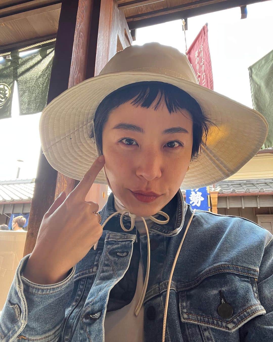 のインスタグラム：「伊勢🌸おかげ横丁でたこ棒待ち🐙 I'm waiting for My Takobo at Okage-Yokocho-Street. @isejingu.official  そのあとしまかぜという かなりエンタメ感の強い列車に乗った、、！車両内におしゃれなカフェとかあってアナウンスも夢心地だった🎤  こんどpodcastでも詳しく話そう」