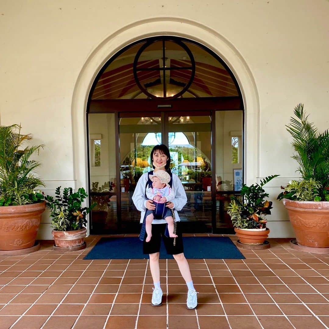 深瀬智聖のインスタグラム：「沖縄旅行🌺  前日にホテルの予約飛行機とって超弾丸✈️🤪 ウキウキ系の心の準備も、赤ちゃんの旅行への備えもほぼ予習できず行ったけど、なんとかなった🥹まじでなんくるないさー精神で乗り切った感🥹！ 移動中はほとんど寝てたし、昼間はずっと元気にご機嫌で本当に助かった🥹🙏 困った事と言えば…行きの荷物を減らしたくてオムツとミルクを最低限しか持って行かなかった事。現地で買うつもりでいて、いざドラックストア行くといつも使ってるメーカーがなくて少々焦りました😅💦結局別のメーカーでも普通に飲んでくれたからよかったけど、オムツの少量パックがなく余計荷物になった😂笑！反省！ レンタカーがあれば西松屋とか行けたのですが…🥲　 (今回はバスと電車だったので。) ベビーカーは持って行かなくて大丈夫だった♪  宿泊先は日航アリビラ☀️✨ お部屋からの景色も最高で子連れでもゆっくり過ごす事ができました♪ホテルの外のプールはもう泳げるんだけど、流石に寒すぎたよ🤣笑　小学生は泳ぎまくってたけどw 私たちは温水プールでぬくぬく！ 泳ぐつもりなかったけどレンタル水着があったので、ベイビーも初プール！👙 赤ちゃんの水着姿可愛すぎた〜😂  赤ちゃん連れの旅行は大変だったけど、私たち親はよい経験と思い出になりました😆🌺  #沖縄 #沖縄旅行 #赤ちゃん連れの旅行  #ホテル日航アリビラ  #バンタカフェ #星野リゾート  #赤ちゃんと旅行  #生後8ヶ月 #ちょうど1年前に の、沖縄旅行！」