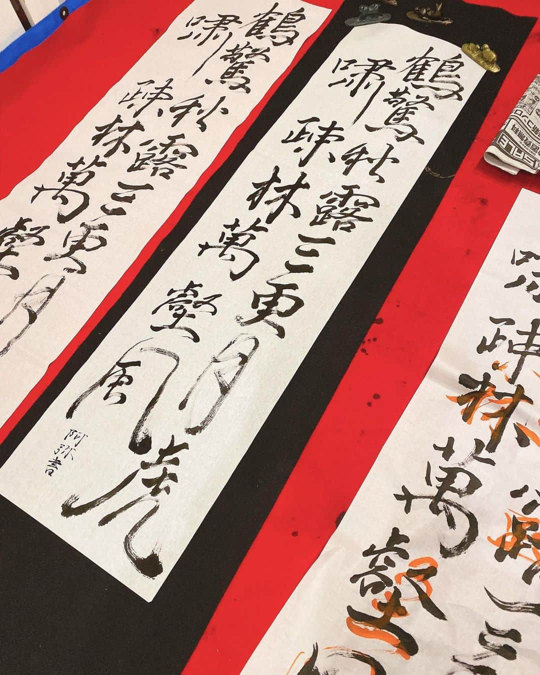 柴田阿弥さんのインスタグラム写真 - (柴田阿弥Instagram)「書道🖋  昇段試験のときのだ〜！ 実は私は有段者なのです🥷❤️‍🔥 ㅤㅤㅤㅤㅤㅤㅤㅤㅤㅤㅤㅤㅤ  でかい作品を書く時はめちゃくちゃノリで 自分を武田双雲さんだと思って、ささささと書く。笑 なぜならお手本なくて正解分からんから😇w パッションです(怒られろ) ㅤㅤㅤㅤㅤㅤㅤㅤㅤㅤㅤㅤㅤ ㅤㅤㅤㅤㅤㅤㅤㅤㅤㅤㅤㅤㅤ 当時仕事がめちゃくちゃ忙しくなって 通えなくなり辞めてしまいましたが また久々に習いたい気もするな☺️💞  ㅤㅤㅤㅤㅤㅤㅤㅤㅤㅤㅤㅤㅤ 先生が本当に優しくて楽しかったな😊 外国人の方も通ってたよ🥷素敵な教室だった！  私は意外と和が好きである。🍵 ㅤㅤㅤㅤㅤㅤㅤㅤㅤㅤㅤㅤㅤ ㅤㅤㅤㅤㅤㅤㅤㅤㅤㅤㅤㅤㅤ ㅤㅤㅤㅤㅤㅤㅤㅤㅤㅤㅤㅤㅤ #書道 #書道有段者 #披露する機会が少なく残念 #そんな私も #基本 #デジタル派 #資料手書き #あれは #ほんとやめて欲しい笑 #読みにくい #メモもスマホ #でも #今だに #就活 #エントリーシート #手書きなのかな #その #代行バイトでもしようかな #笑 #それか #御朱印 #書くバイトとかないかな #ないか」3月13日 19時09分 - ayashibata0401