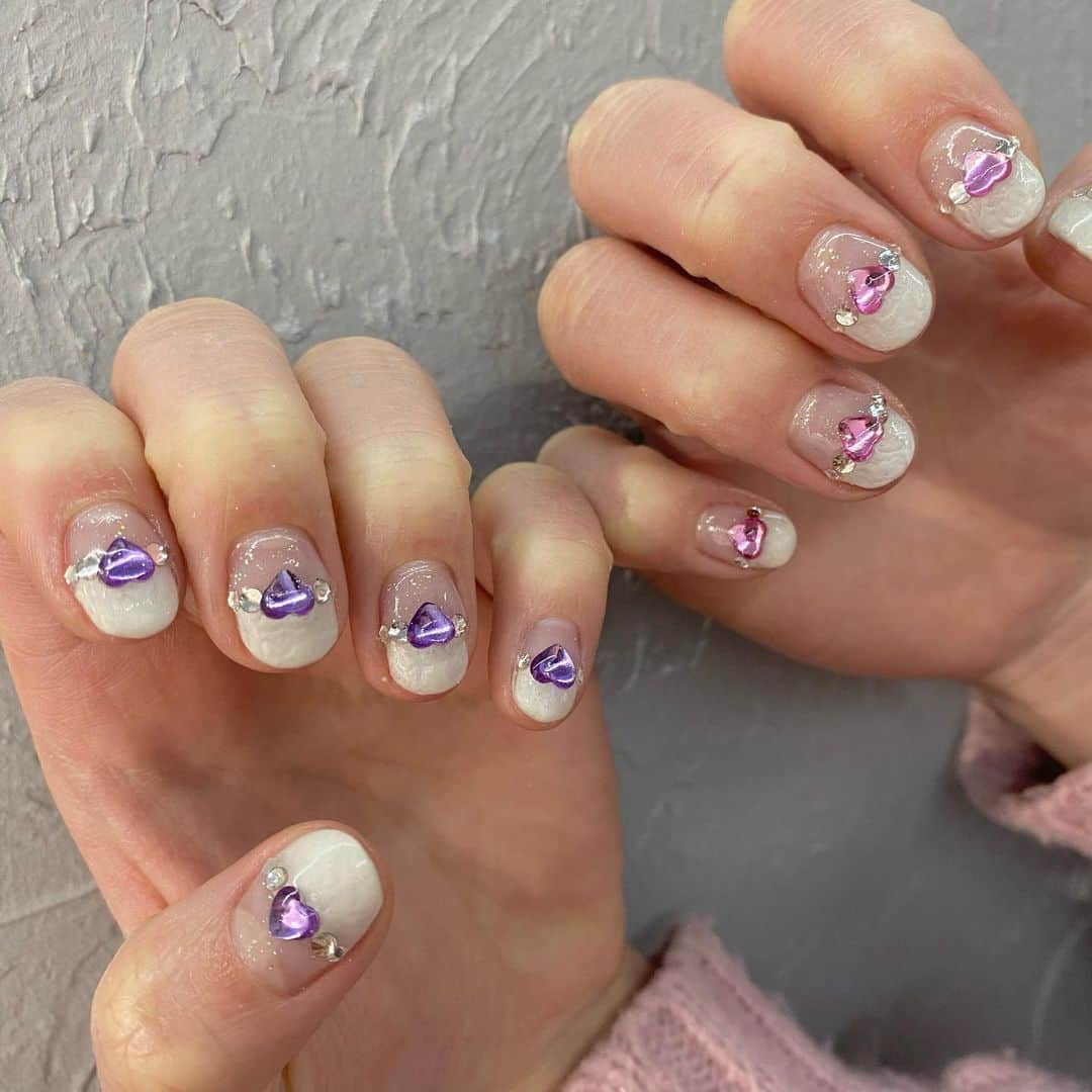 のインスタグラム：「みらんたんネイル💖🏹  今回はパールホワイト×ハートストーン🫶  マジカル感あってかわいい…  ショートネイルはストーンの存在がポイントになるのでショート派の方にもおすすめです(●´ω｀●)  こちらは持ち込みデザイン120分コースでご案内させていただきます🧸  みらんたんいつもありがとう◡̈✨  @venusbelt_official  ご予約はこちら↑のプロフィールから承っております🪄 ケアのみでも、フットも可能です🐾  #venusbelt_official  #VENUSBELT  #ビーナスベルト　#山口みらん　#外国の赤ちゃん　#newnail #newネイル　#パールネイル　#チークネイル　#ショートネイル　#ハートネイル　#マジカルネイル　#量産型ネイル #ワンホンネイル　#渋谷ネイル  #アイブロウ　#マツエク　#まつ毛パーマ　#eyelash  #カラーエクステ #パリジェンヌラッシュリフト #まつげパーマ #eyebrows #アイブロウwax #nails #ネイル #ネイルデザイン #トレンドネイル #shibuya #サブスク」