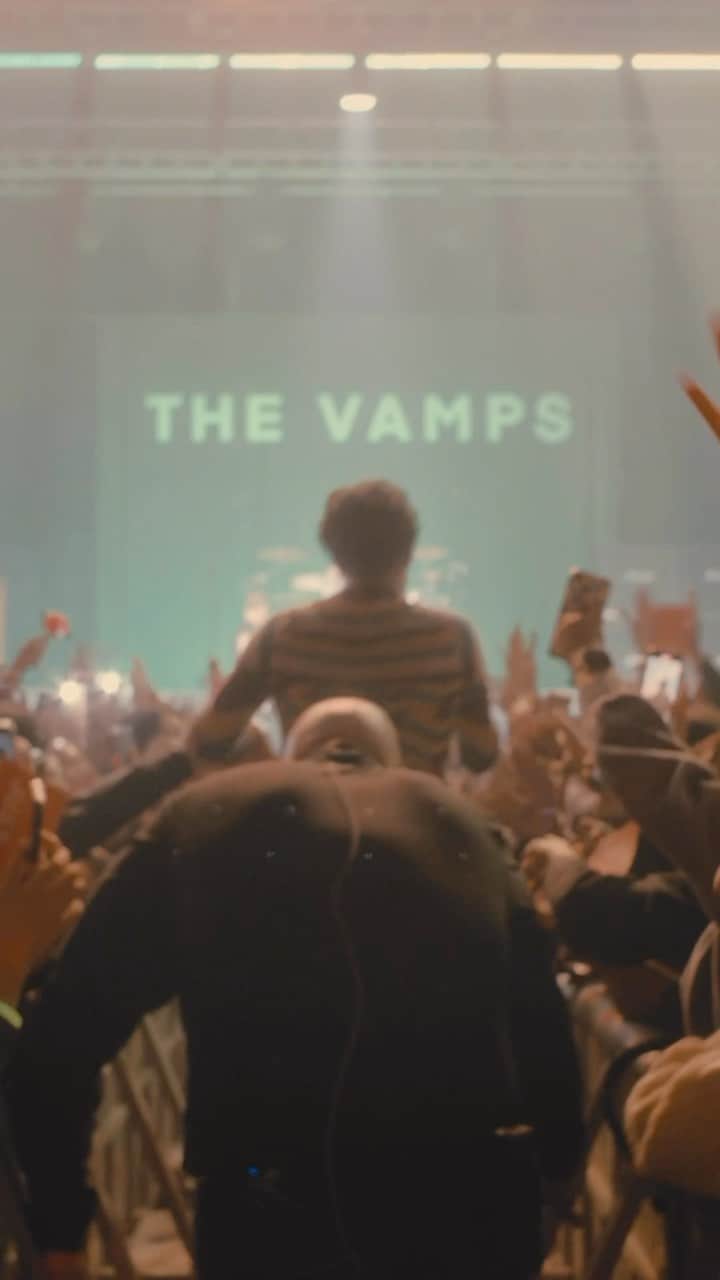 The Vampsのインスタグラム：「Seouuuuul tour diary up on The Vamps Plus now feat. some @bradleywillsimpson camera work 🎥   🎥 @deansherwood」