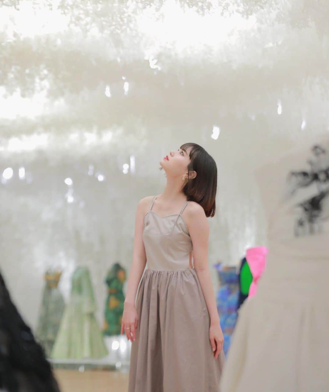 野崎智子さんのインスタグラム写真 - (野崎智子Instagram)「【DIOR】クリスチャン・ディオール、 夢のクチュリエ展💎 1500を超えるドレスやアートピースなど 日本初上陸の作品も多数あり本当に 息を飲むような美しすぎる空間を 隅々まで堪能してきました。 展覧会は東京都現代美術館で 2023年5月28日まで開催しているみたいですよ🌹 本当に美しすぎました全て... #DIORDESIGNEROFDREAMS」3月13日 19時17分 - tomoconozaki