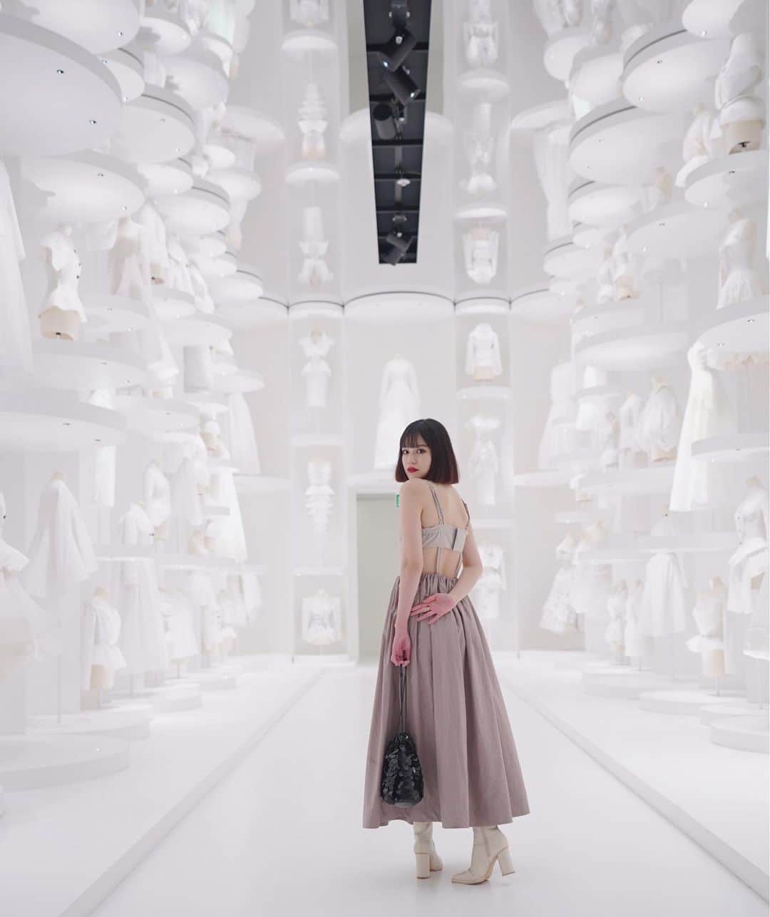 野崎智子さんのインスタグラム写真 - (野崎智子Instagram)「【DIOR】クリスチャン・ディオール、 夢のクチュリエ展💎 1500を超えるドレスやアートピースなど 日本初上陸の作品も多数あり本当に 息を飲むような美しすぎる空間を 隅々まで堪能してきました。 展覧会は東京都現代美術館で 2023年5月28日まで開催しているみたいですよ🌹 本当に美しすぎました全て... #DIORDESIGNEROFDREAMS」3月13日 19時17分 - tomoconozaki