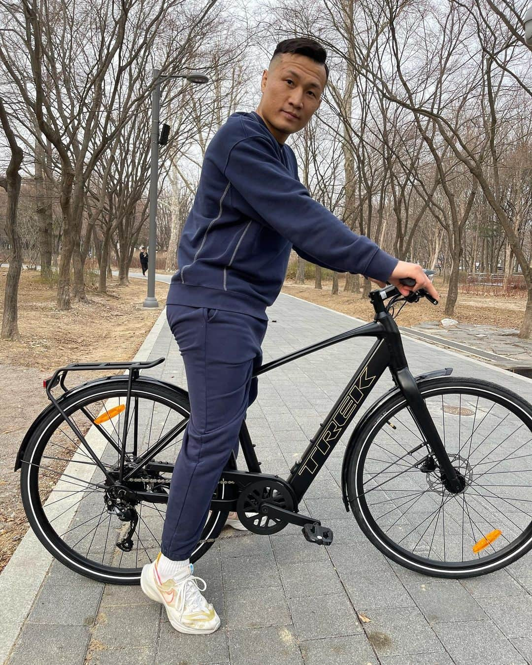 ジョン・チャンソンのインスタグラム：「딸들과 공원♥️ 큰 딸이 찍어준 좀비와 트렉!♥️ @trekbicyclekorea #트렉 #트렉바이시클 #트렉전기자전거 #TrekFXPlus」