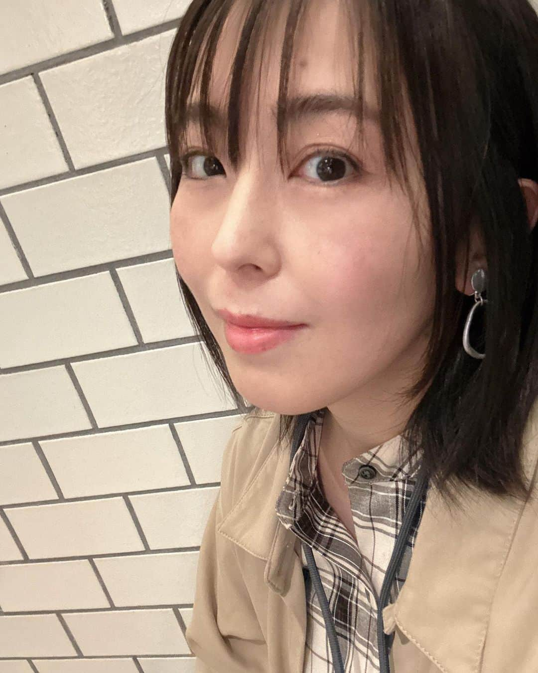 伊藤えみさんのインスタグラム写真 - (伊藤えみInstagram)「花粉症でまぶたが腫れて左目の二重の線がいつもと違う位置にある。……なんてことは言わなきゃわからないかな？言ってもわからないかな？そうだといいな😚  #花粉症 #スギ花粉 #あと少し #頑張ろう」3月13日 19時20分 - itoemi1019