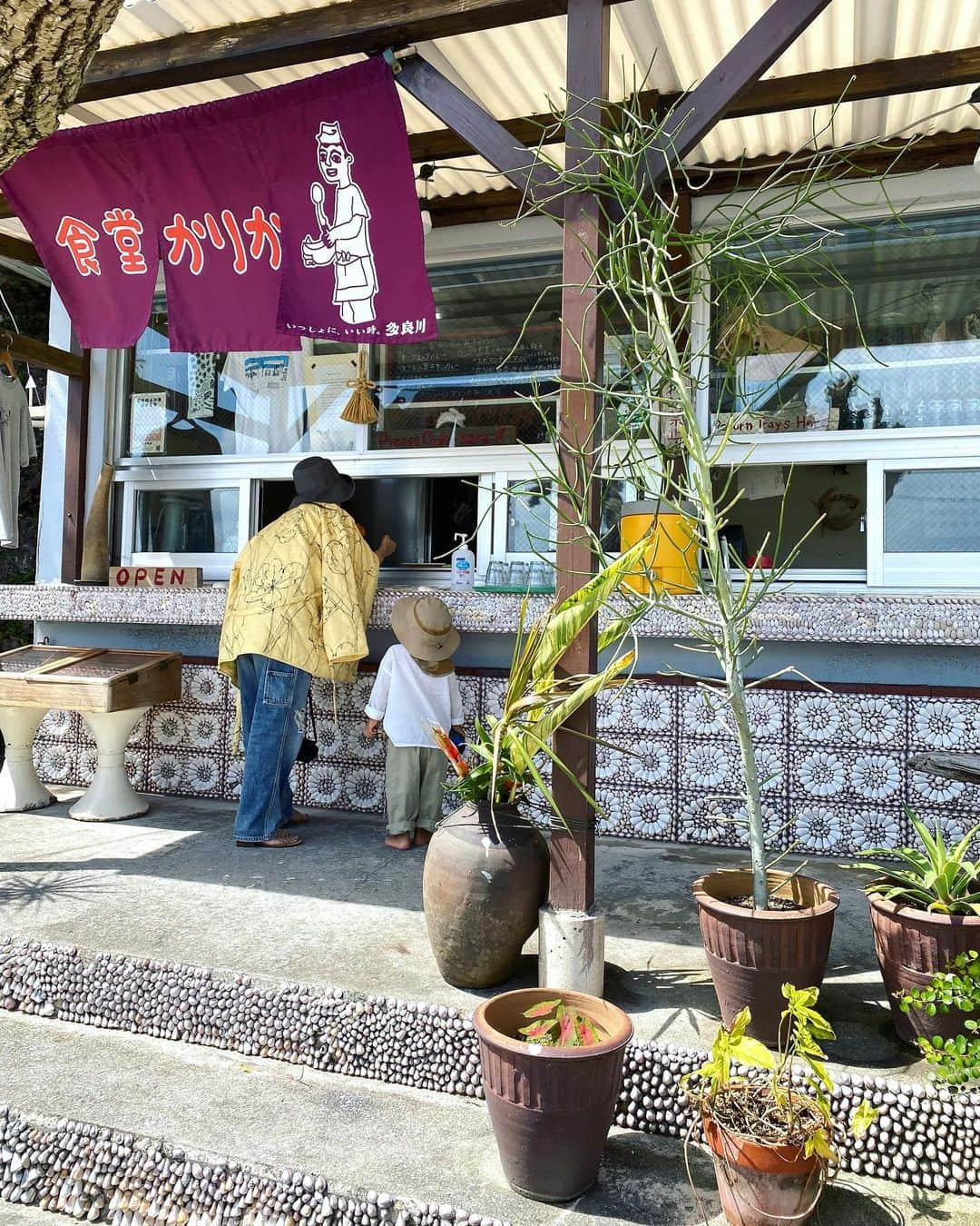 落合砂央里のインスタグラム：「沖縄に移住した @shiho_takechi ファミリーと @tamagusukushokudo でランチ🍴 何を食べても美味しくて感動🥺 子供メニューもあって息子も鶏肉飯を完食！ (余ったら貰おうと思ってたのに…) お店も素敵な空間で、また訪れたい♡  その後は @shokudo_kalika でお茶しながらビーチでのんびり 志穂ちゃんとは同い年で、息子達も同い年。 一緒に遊ばせられて嬉しい😊 おもちゃ貸してくれてありがとう！ また家族で遊びに行くね🧡  帰り道、オススメされたファーマーズマーケットで沖縄県産のお野菜とフルーツをお土産に🥭 安くてボリュームたっぷりで美味しくて、あぁもう住みたい…笑  写真2:一緒に遊ぶ我が子とけんけん 3:どうしても足を砂浜につけるのが嫌な息子。笑 4:海を眺めながらフローズン泡盛ダイキリ。美味🥺 5:外観も店内もお庭もステキな玉城食堂 6:玉城食堂で買った宮城さん @miyagimasayuki のお皿と、沖縄県産のルッコラと帆立のサラダ。 ルッコラの味と香りが濃くてびっくり！  #南城市 #沖縄」