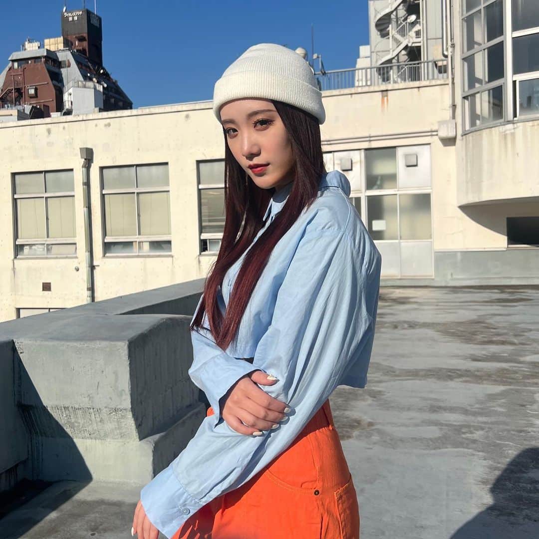  藤森蓮華さんのインスタグラム写真 - ( 藤森蓮華Instagram)「. . 阿修羅ちゃん/Ado 歌ってみたオフショット③🖤  人生初、ラップにも挑戦。 このシーンもとても楽しかった😆  フル動画はアーカイブからご視聴ください！  -------------------------------------------  そしてお知らせ❣️  本日、藤森蓮華の公式FC 【藤森蓮華のオフィシャルのやつ】 をオープンさせていただきました🥹🪷💞  ※プロフィールのURLからご登録いただけます！  ミュージカルや舞台等のFC先行チケットのお申込みや、 出演情報のお知らせなども全てこちらで行います。💁🏻‍♀️  （順次『Moulin Rouge! The Musical』 FC会員様先行お申込みも承ります。）  会員様のみ閲覧可能なInstagramアカウントが爆誕し、 そちらでどんどん発信していくイメージです。💭  日頃のTwitterやInstagramでは、比較的"お仕事の顔"をお見せすることが多いので、こちらでは全く飾らない日常なども発信していけたらなと思います！  会員様限定の質問BOXやインスタライブ、 対面イベントなど！やりたいことが沢山あります☺️🫶  早速登録してくださった皆様... 本当にありがとうございます😭💖✨✨  今世を共に楽しんでまいりましょう〜〜！！！  引き続き、 何事も私らしく頑張りますので、 応援宜しくお願い致します！🍛🧋  藤森 蓮華」3月13日 19時20分 - rarirurenren