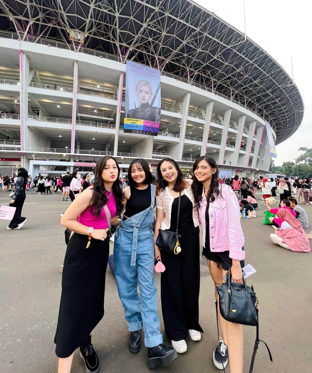 ジェニファー・ラヘル・ナタシャさんのインスタグラム写真 - (ジェニファー・ラヘル・ナタシャInstagram)「First time nonton K-pop konser dan ternyata gak nyangka ini bisa dibilang one of the best concert yg pernah gue tonton 😍✨🫶🏼  Love the vibes and energy @blackpinkofficial 💖🖤  Special thanks to @nadilawantari23 yang udah ajak aku nonton konser ini! It was super duper FUN!!!  Sebagai awamers yg mendadak jadi blinkers sekarang bias aku @roses_are_rosie ✨💕  Ada yang nonton juga? Gimana menurut kamu konser Blackpink kemarin???」3月13日 19時30分 - rclnatasyaa