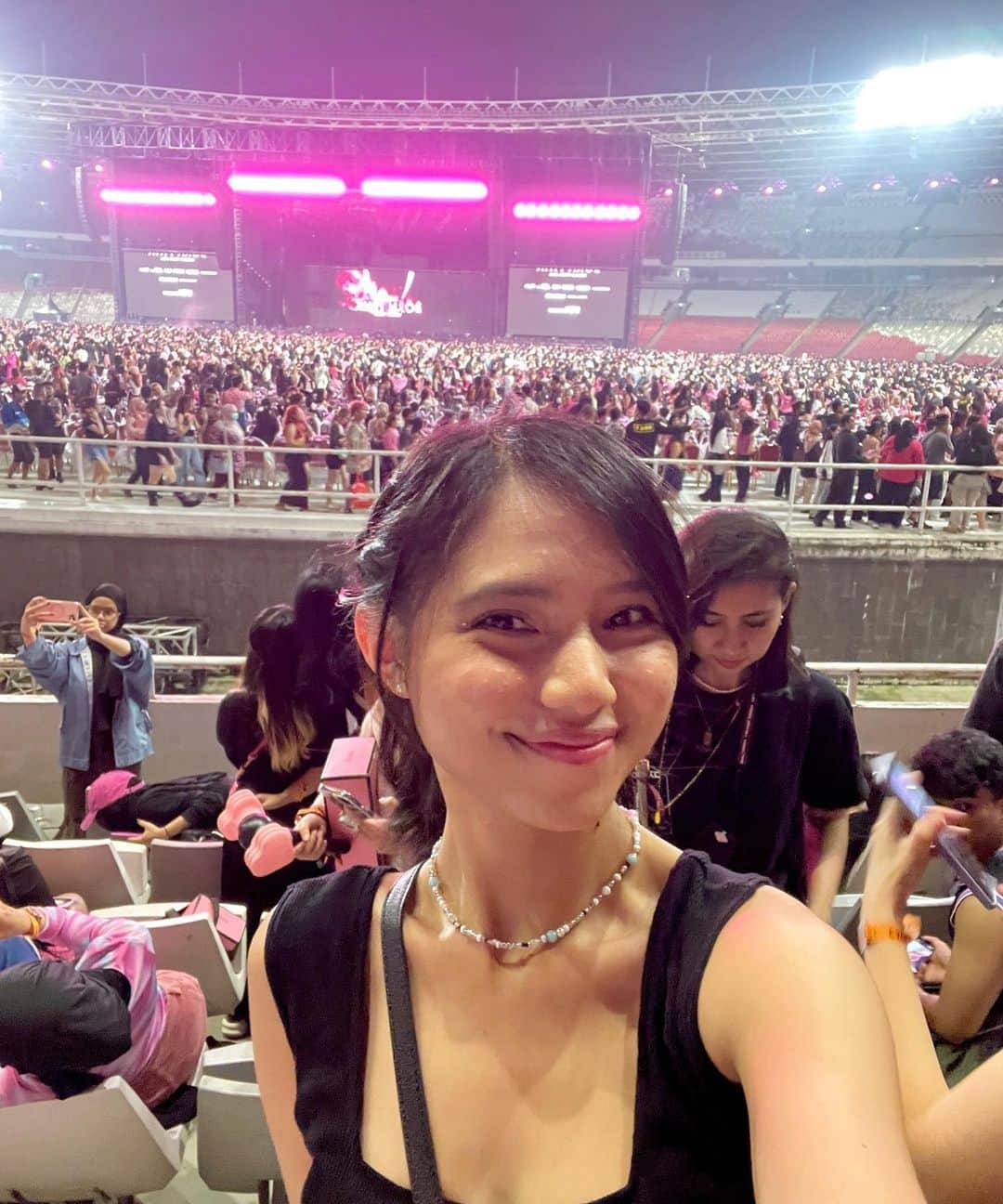 ジェニファー・ラヘル・ナタシャさんのインスタグラム写真 - (ジェニファー・ラヘル・ナタシャInstagram)「First time nonton K-pop konser dan ternyata gak nyangka ini bisa dibilang one of the best concert yg pernah gue tonton 😍✨🫶🏼  Love the vibes and energy @blackpinkofficial 💖🖤  Special thanks to @nadilawantari23 yang udah ajak aku nonton konser ini! It was super duper FUN!!!  Sebagai awamers yg mendadak jadi blinkers sekarang bias aku @roses_are_rosie ✨💕  Ada yang nonton juga? Gimana menurut kamu konser Blackpink kemarin???」3月13日 19時30分 - rclnatasyaa