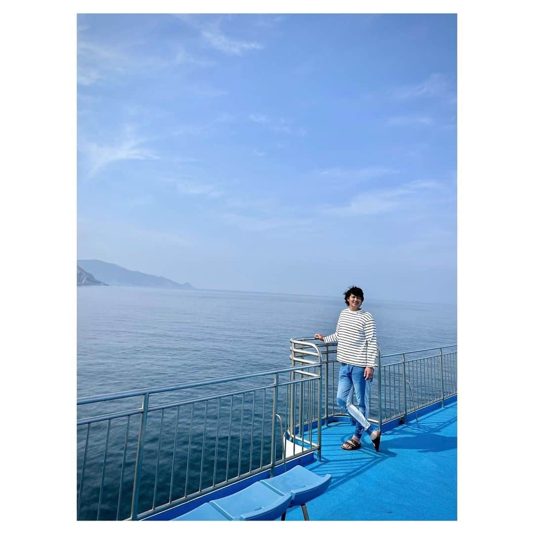 羽舞咲さんのインスタグラム写真 - (羽舞咲Instagram)「🎗Weekend trip ⁡ 週末はフェリーで上五島を旅してきました🛳 ⁡ 私の住む「福江島」は 五島列島の一番南にある 最も大きな島で ⁡ 上五島というのは 実際は「中通島」といって 五島列島で2番目に大きい島 ⁡ 中通島＝上五島 福江島＝下五島  とも言われています ⁡ フェリーで 約1時間くらいで行けちゃう距離 なんですが わたしは1年ぶり2回目の上五島 ⁡ 旦那さんと HafH Goto The Pier（@hafh_goto_the_pier） 住人さんたちと一緒に ⁡ ワクワク週末旅です (´ . .̫ . `) ⁡ ⁡ #自分らしさ #自分らしく生きる #旅好き #自然暮らし #自由な暮らし #地方移住 #自然好き #ウェルネスライフ #ヘルシーライフ #しあわせ時間 #自然好き #サステナブルライフ #週末旅 #パートナーシップ #旅行好き #旅好き #五島の大谷翔平 #羽舞咲 ⁡」3月13日 19時30分 - herbemi