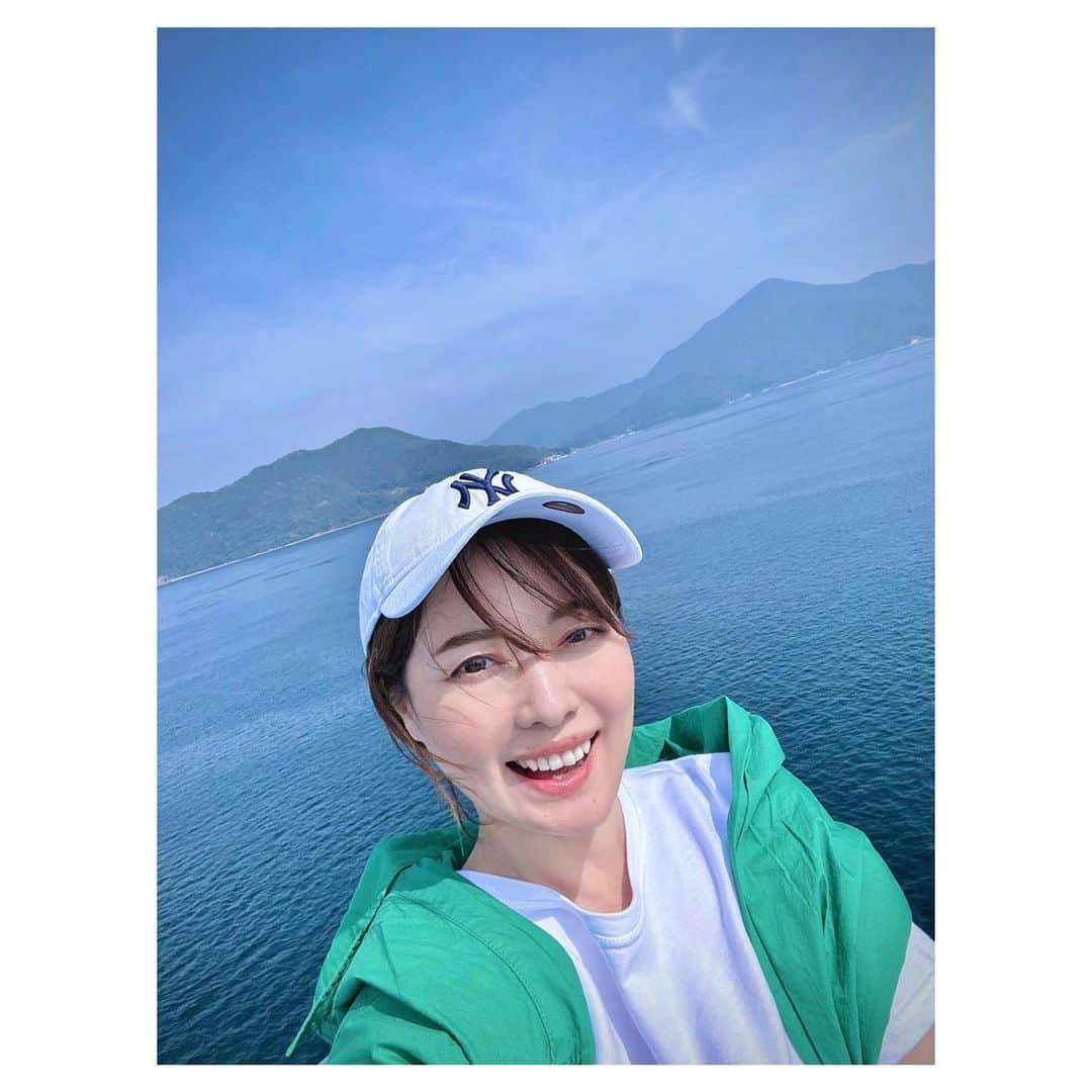 羽舞咲さんのインスタグラム写真 - (羽舞咲Instagram)「🎗Weekend trip ⁡ 週末はフェリーで上五島を旅してきました🛳 ⁡ 私の住む「福江島」は 五島列島の一番南にある 最も大きな島で ⁡ 上五島というのは 実際は「中通島」といって 五島列島で2番目に大きい島 ⁡ 中通島＝上五島 福江島＝下五島  とも言われています ⁡ フェリーで 約1時間くらいで行けちゃう距離 なんですが わたしは1年ぶり2回目の上五島 ⁡ 旦那さんと HafH Goto The Pier（@hafh_goto_the_pier） 住人さんたちと一緒に ⁡ ワクワク週末旅です (´ . .̫ . `) ⁡ ⁡ #自分らしさ #自分らしく生きる #旅好き #自然暮らし #自由な暮らし #地方移住 #自然好き #ウェルネスライフ #ヘルシーライフ #しあわせ時間 #自然好き #サステナブルライフ #週末旅 #パートナーシップ #旅行好き #旅好き #五島の大谷翔平 #羽舞咲 ⁡」3月13日 19時30分 - herbemi