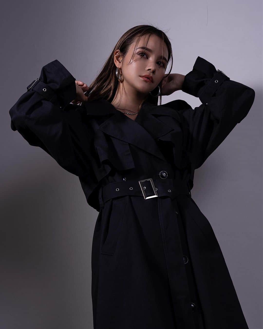 Rika Sasaki JPNのインスタグラム：「本日3/13(mon)20:00-予約start🤍 MODERN LONG TRENCH COAT🧥 @aeddy.official  ハリのある素材でシルエットが とても綺麗なトレンチコートです🥹 程よくオーバーなサイズ感でカジュアルさを残しつつも、 着膨れせずスッキリと上品に着て頂けます🫶🏽 前を閉めるとフェミニンな印象にも なるので幅広く着回しできます🧥 明るすぎず暗すぎないどんな肌色の方にも 相性抜群なブラウンと肌色を綺麗に見せてくれる 上品なダークネイビーの2色展開です🌈 ぜひweb storeの方もチェック してみてください🕊  photoby📸 @ryomaeda25  @io_photo_studio」