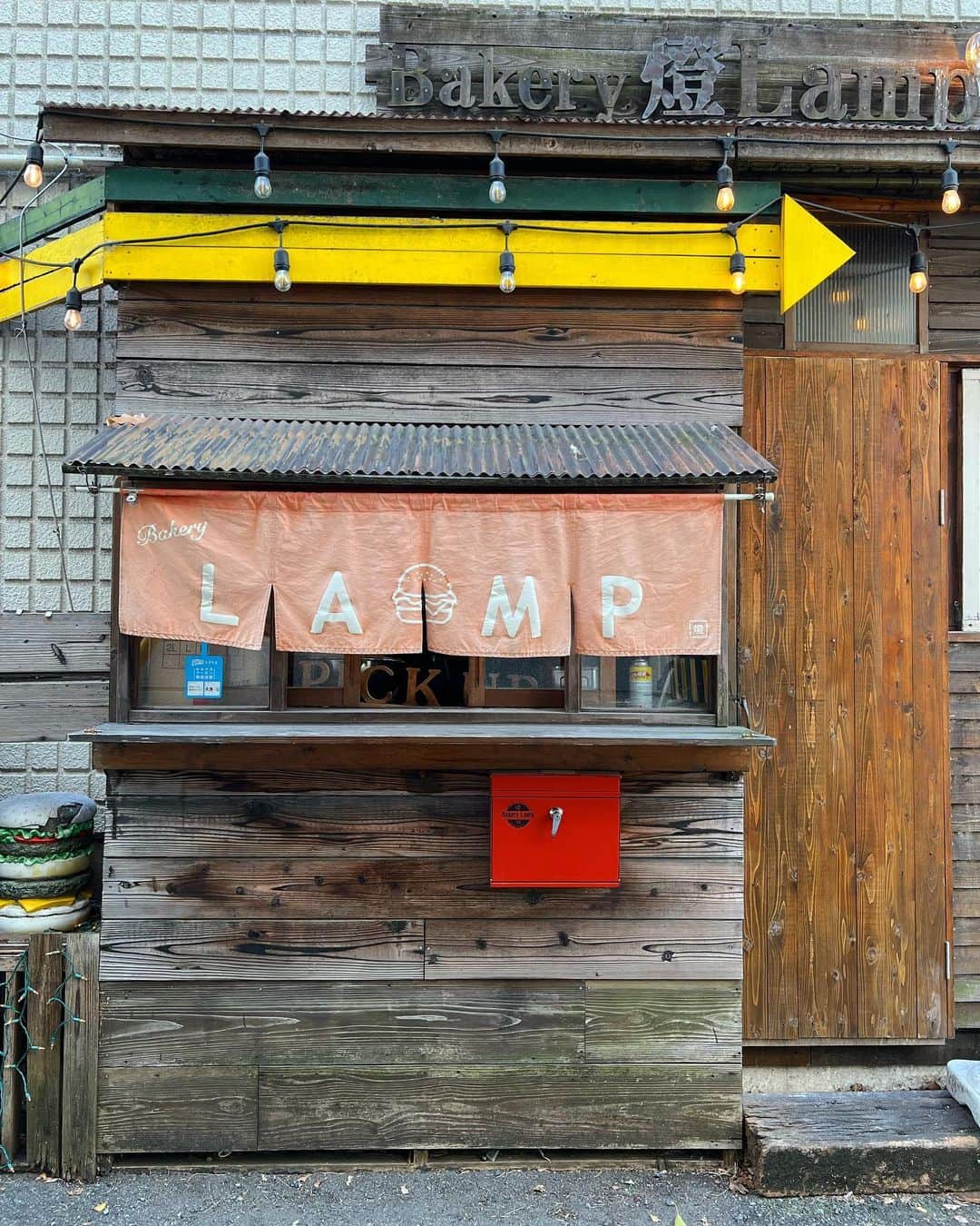 のインスタグラム：「・ ・ 👦🏽の習い事で久しぶりの姫路へ🏯 帰り道食べログで見つけたお店が 美味しくて寄り道して大正解👌🏻 行列並んだ甲斐あって、ハンバーガー絶品でした🍔💯  ぷらぷら散策したり久しぶりの平和な日曜日🕊  #グルメ#foodie」
