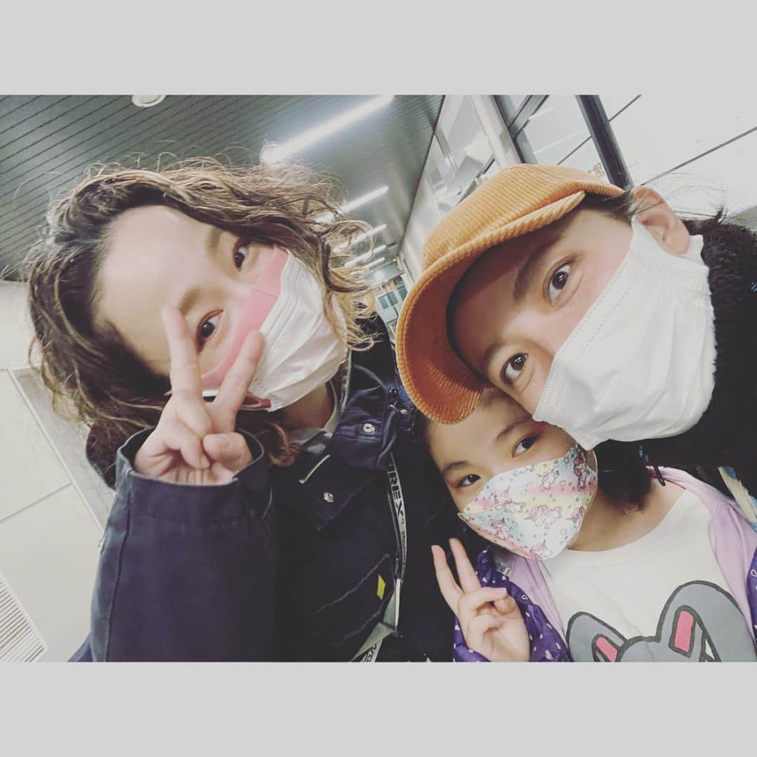 MIKUさんのインスタグラム写真 - (MIKUInstagram)「だーいすきなRie @koala.rie が 墨田区でやってるダンスサークルの プチプチ発表会に お手伝いにいってきました🙌🏻💕  50人以上の生徒さんいて 1人で全部やってるの 本当にすごい😳✨ まじでリスペクト🌈🌈🌈  好きな事 全力でがんばってる人って 本当に素敵✨✨✨  娘ちゃんのゆなちゃんも 楽しそうに踊ってて キュンとしたぁ🫣💕  #岩高ダンス部og #大人になっても仲良し #いつもありがとう #love」3月13日 19時39分 - miku39_ya