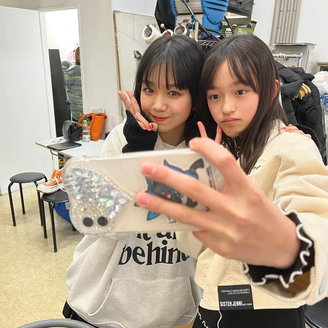 ニコ☆プチのインスタグラム：「🥰🫶🏻🌟  同じ小6で仲よしなワカナとイオリ💓 ツーショを撮ってた2人を激写しちゃった😚✨  #ニコプチ #ニコプチモデル  #プチモ #js6 #葉山若奈  #関屋伊織」