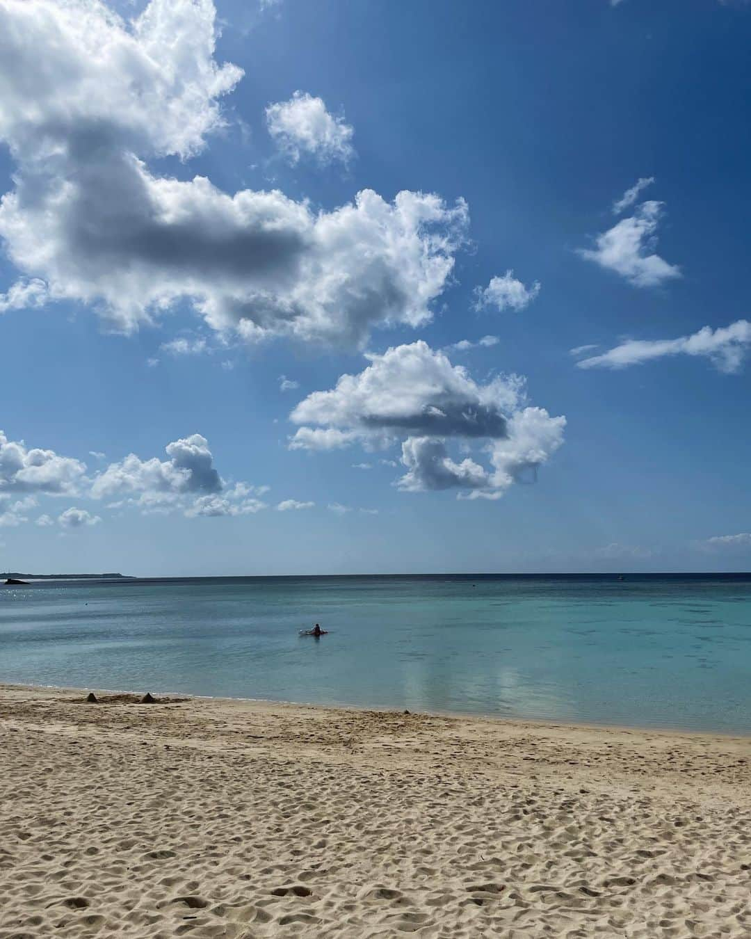 Yuki Ide | 井手 祐来さんのインスタグラム写真 - (Yuki Ide | 井手 祐来Instagram)「めちゃくちゃ楽しかった沖縄旅行🌺 今回はばぁばたちも一緒で息子達の嬉しそうな姿も沢山見れました 載せきれないけど、思い出の一部📷 親戚に会うのが目的だったので色々回ったわけではないのですが、定番の国際通り行って沖縄市の方に宿泊してブセナ海中公園、アメリカンビレッジなどに行きました🌺 BLUE SEAL Tシャツは全員でお揃いにして、なんなら街の観光客の人も着てる人多くてみーんなお揃いという感じ🤣 私たちは国際通りで買いました  福岡よりも暖かくて日中は半袖でも大丈夫なくらいでした(日中は25°とか) 夜は少し冷えるから長袖もあると良さそうです◯ 日差しは強いけど、子どもたち一緒だと日傘をさせないのでツバ広めの帽子とアームカバーは必須  ベビーカーを持って行くかかなり悩んだけど、レンタカーしてるし大丈夫かなと結局持っていかず 抱っこしたりもしたけど、ばぁば達のおかげもあってしっかり歩いてくれました👦🏻 昼寝は移動中に🙏🏻 途中でおしり拭きとオムツがなくなってしまい、イオンで補充 (どこに行ってもある安心感のイオン様様)  また行きたい✈️ #沖縄#沖縄旅行」3月13日 19時34分 - yukikokubu