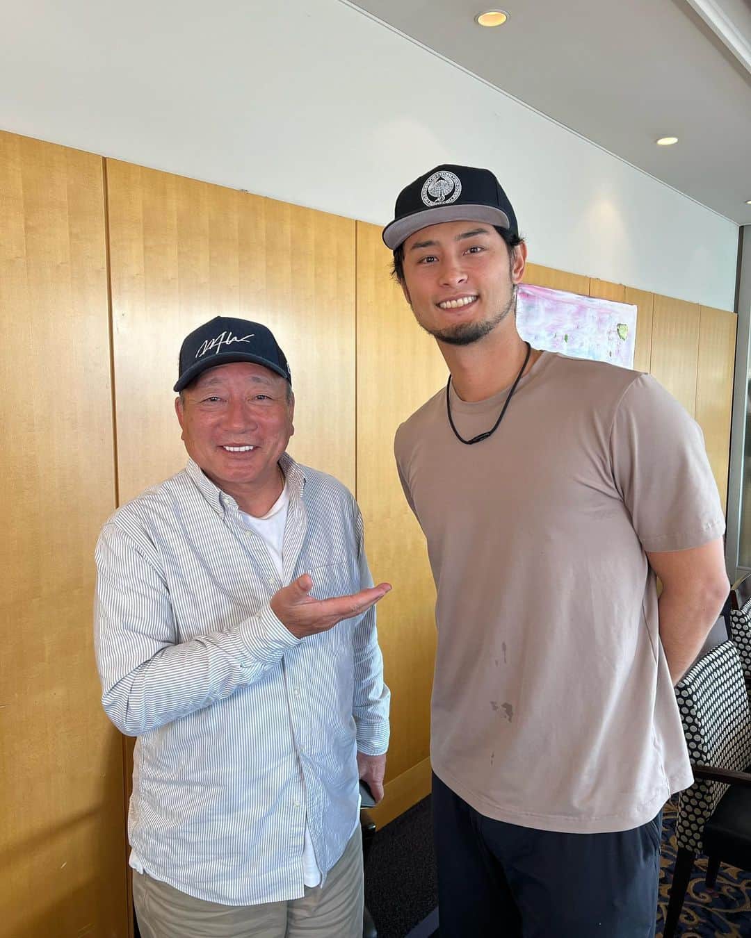 高木豊のインスタグラム：「高木豊YouTubeチャンネルに出演してもらった^_^  心良く受けてもらい話の内容も深く勉強になった。 是非ご覧ください^_^  ダルは人格者だな！ 思考力が素敵だ^_^  #いんすたばえ #熱い #ダルビッシュ有  #対談 #WBC #YouTubeチャンネル #高木豊」
