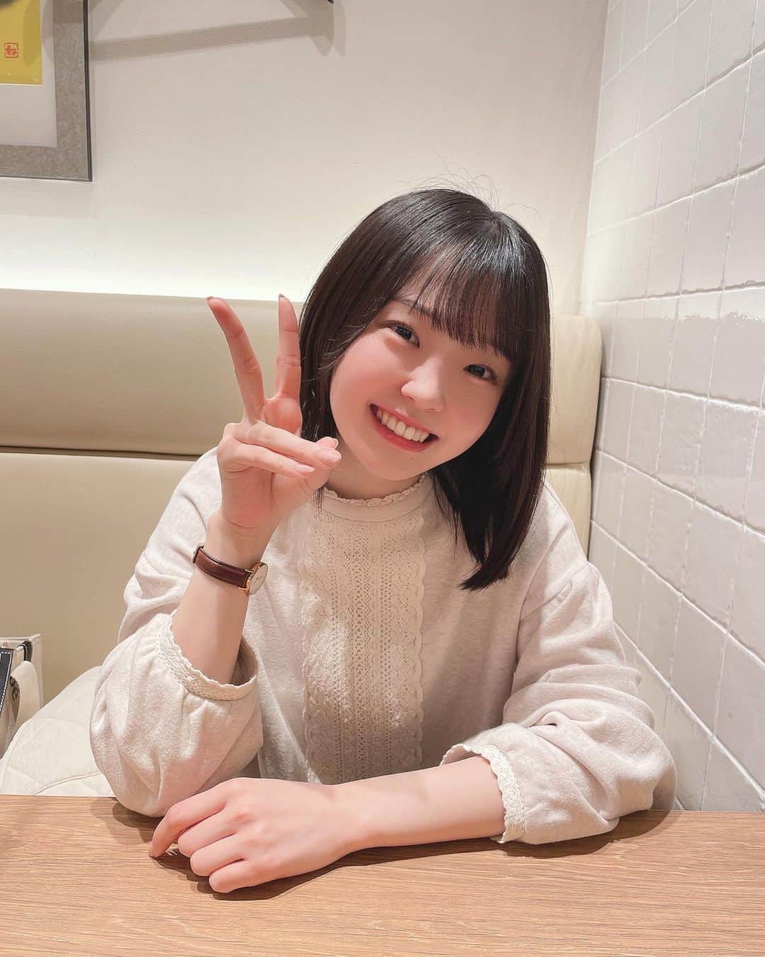 花咲ひよりのインスタグラム：「・　　 　　 オフ日のはなさん！　　 　　 　　 だいたい休みの日は一緒に過ごしてるんだけど（休みじゃなくてもみたいな所はある）最近それといって2人で写真撮ったりしてなかったから今日は沢山撮った！　　 　　 　　 　　 またゆるっとそのうちまとめてあげるね〜　　 　　  　　 　　  #アイドル #アイドル前髪 #アイドルヘア #アイドルメイク #黒髪 #黒髪ボブ #黒髪ミディアム #黒髪女子 #ぼぶ#ボブ #ボブアレンジ  #自撮り界隈 #1人プリ #プリクラ」
