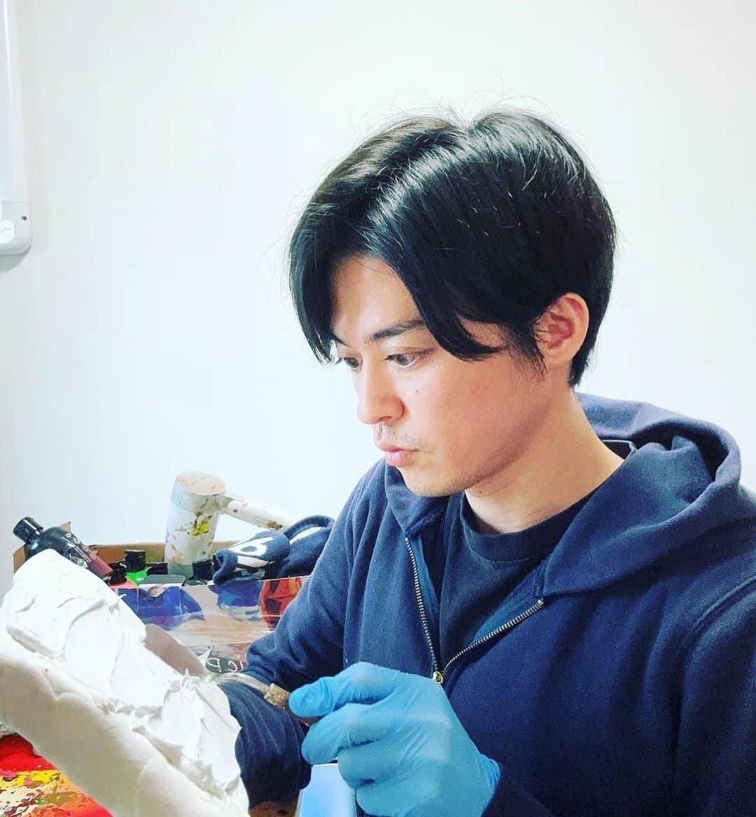 大村まなるのインスタグラム：「@manabu_ohmura  今日も作っております もっと頑張らねば  #アート  #アーティスト #アートギャラリー  #抽象画  #抽象画アート #kawaii  #japan  #art #artwork  #artgallery  #artist  #艺术 #絵  #俳優  #artcollector  #art #かわいい  #キャラクター #pikachu  #ピカチュウ  #カービィ  #kitty  #サンリオ  #クロミ  #anime #Japan」