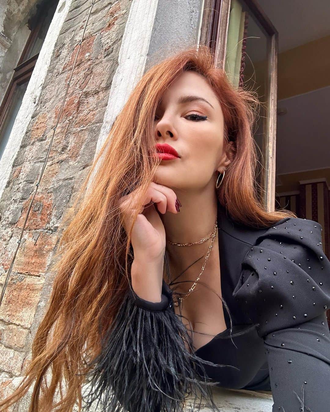 Mine Tugayのインスタグラム：「“İnanma pencerelere bayım.  / Gece hepsi ayna oluyor.”」