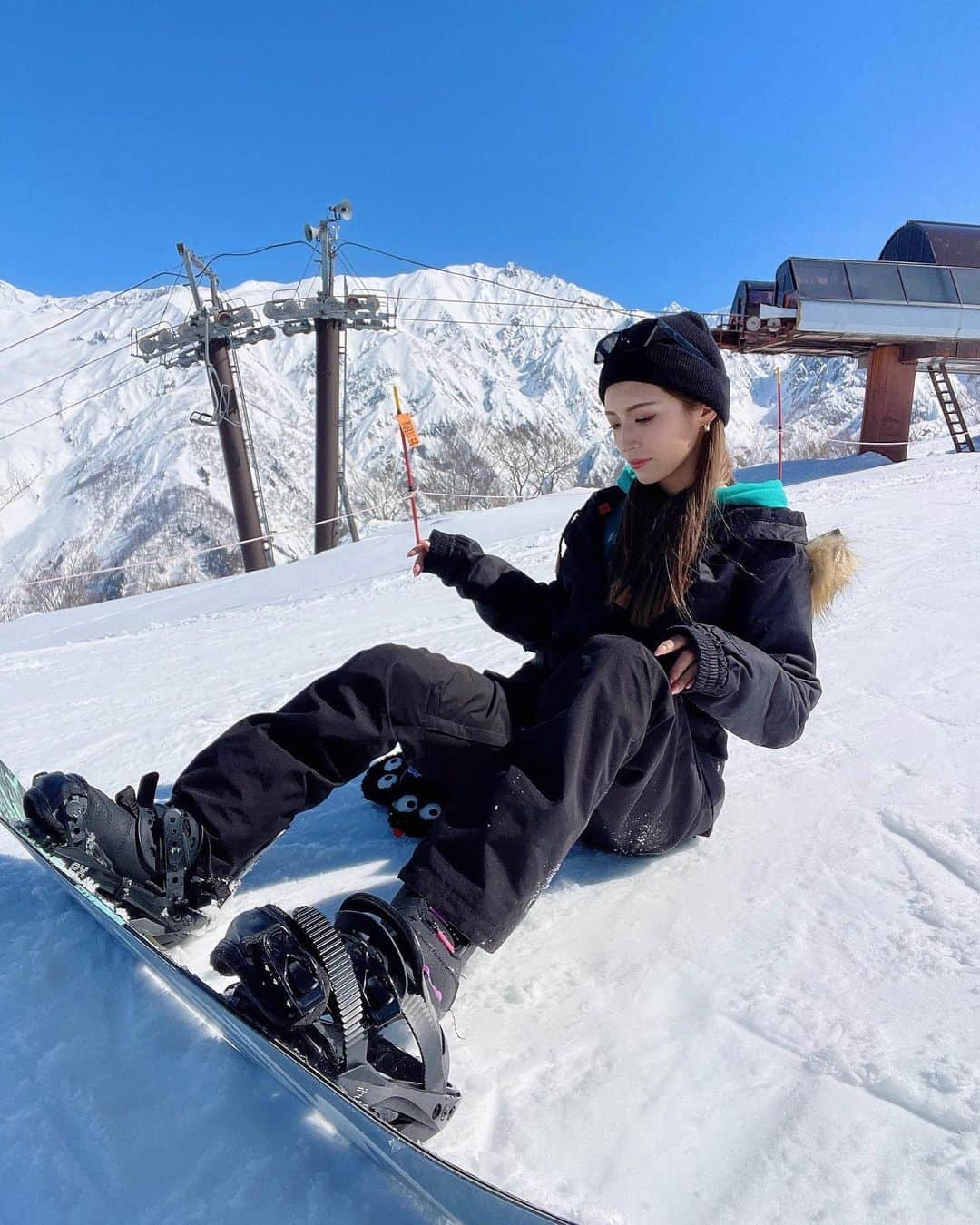 MIWAのインスタグラム：「#白馬47 🏂🤍 ㅤㅤㅤㅤㅤㅤㅤㅤㅤㅤㅤㅤㅤ 47は初めて行ったけどやっぱり 白馬はいいところ多すぎ！ 快晴の中滑るスノボが 本当に楽しすぎたぁぁあ💥 ㅤㅤㅤㅤㅤㅤㅤㅤㅤㅤㅤㅤㅤ もう本当に春の気温だし また来年沢山行きたいっ🫱🏼‍🫲🏻🧡 来年までに免許取ろうかなと🤔笑 ㅤㅤㅤㅤㅤㅤㅤㅤㅤㅤㅤㅤㅤ #スノボ#スノボー女子  #白馬#白馬47 #長野県 #スノボウェア#スノボー  #冬遊び#趣味#ﾀﾉｼｽｷﾞ🌼」