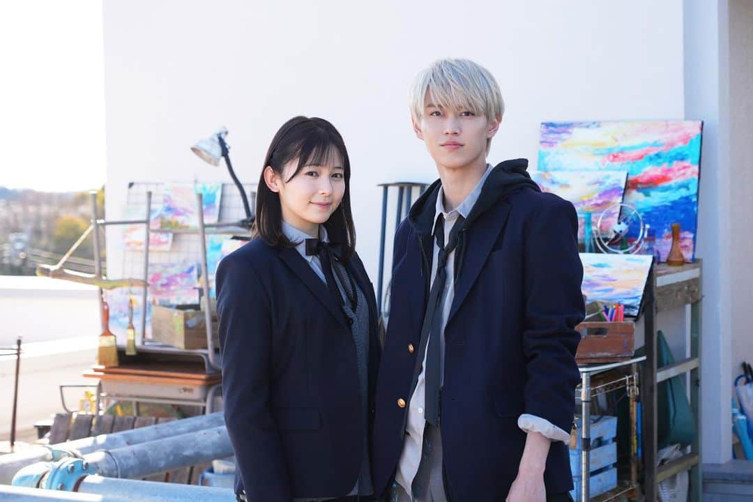 久間田琳加のインスタグラム：「映画「夜が明けたら、いちばんに君に会いにいく」主演・丹羽茜役で出演決定しました🫧  過去のある出来事が原因で、 マスクを手放せず、周囲の空気ばかり読んでしまう優等生・茜を演じさせていただきます！ 息苦しい日々を送る中で、 茜とは正反対で自由奔放な青磁に出会い、次第に心を開き、茜は世界の「美しさ」に気づき始め…  原作小説が書かれたのはコロナ禍の前ですが、 マスク習慣が広まった今では、さらに色々な見方ができる作品だと思います。 茜の、本当の気持ちに耳を傾けながら過ごした撮影期間でした。  9月1日(金)公開です！ #夜きみ 楽しみにしていただけると嬉しいです🎨」