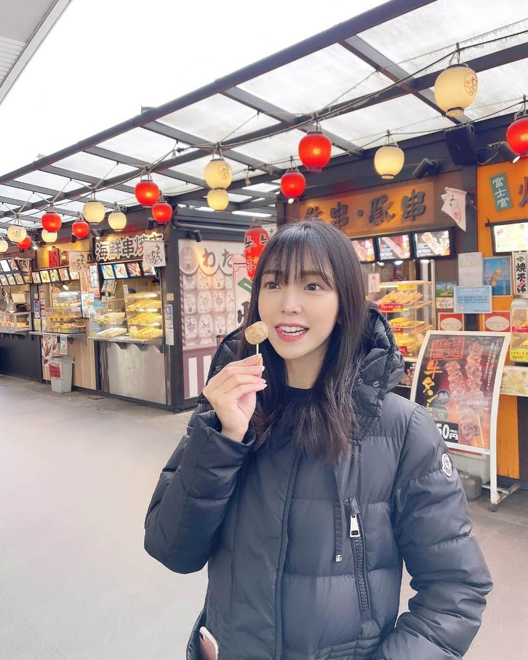 石原夕里朱のインスタグラム：「Yum♡ ⁡ 海老名SA寄るといつもなんか食べちゃう🍖 ⁡ というか食べるために寄ってる🚘😂 ⁡ この日は串焼きと唐揚げとイカ焼きを🦑 ⁡ そして、おやつにベビーカステラとポテりこ🍟 ⁡ つまむ程度の予定がいつも ⁡ あれもこれもと増えていく…🐷💭 ⁡ あったかくなってきて ⁡ 今年も大活躍してくれたダウンは ⁡ もう終わりかな〜🌸 ⁡ #Kanagawa #ebina #ebinasa #servicearea #gourmetstagram #food #instafood #instagood #ebinagourmet #kanagawaeats #神奈川 #海老名 #海老名SA #サービスエリア #神奈川グルメ #りぃグルメ神奈川 #好吃 #맛있어 #먹스타그램 #😋」