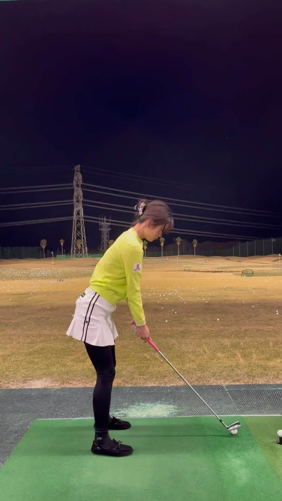 松原果音のインスタグラム：「. ラウンド終わりの練習⛳️ . その日の反省を振り返って練習できるから、ラウンド後の練習は大切ですね😋 . もうあったかくなるのかと思ったら今日からまた寒い、、🥲 #ゴルフ#ゴルフ女子#ゴルフスイング#心斎橋ゴルフスタジオ#ライジングレディースゴルフ#ゴルフタイランド」