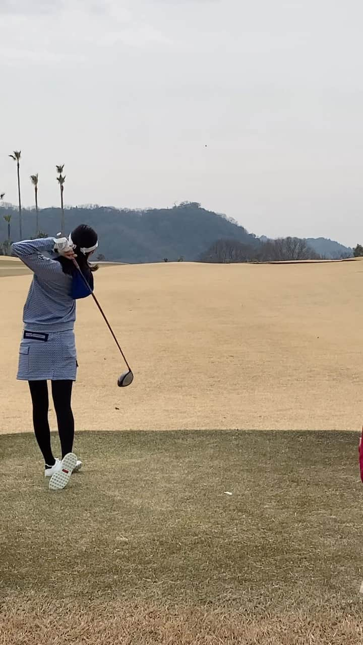 和田奈美佳のインスタグラム：「⛳️✨  先日松山で初ラウンド♪ ちょーーアウトサイドインですが笑 楽しかったからいいですね😊  ご一緒させていただいた、 @golf_connectpeople  中矢先生ありがとうございました👩‍🏫  @taylormade_golf_japan_apparel_   #ゴルフ実況 #奥道後ゴルフクラブ #ゴルフスイング #和田奈美佳」