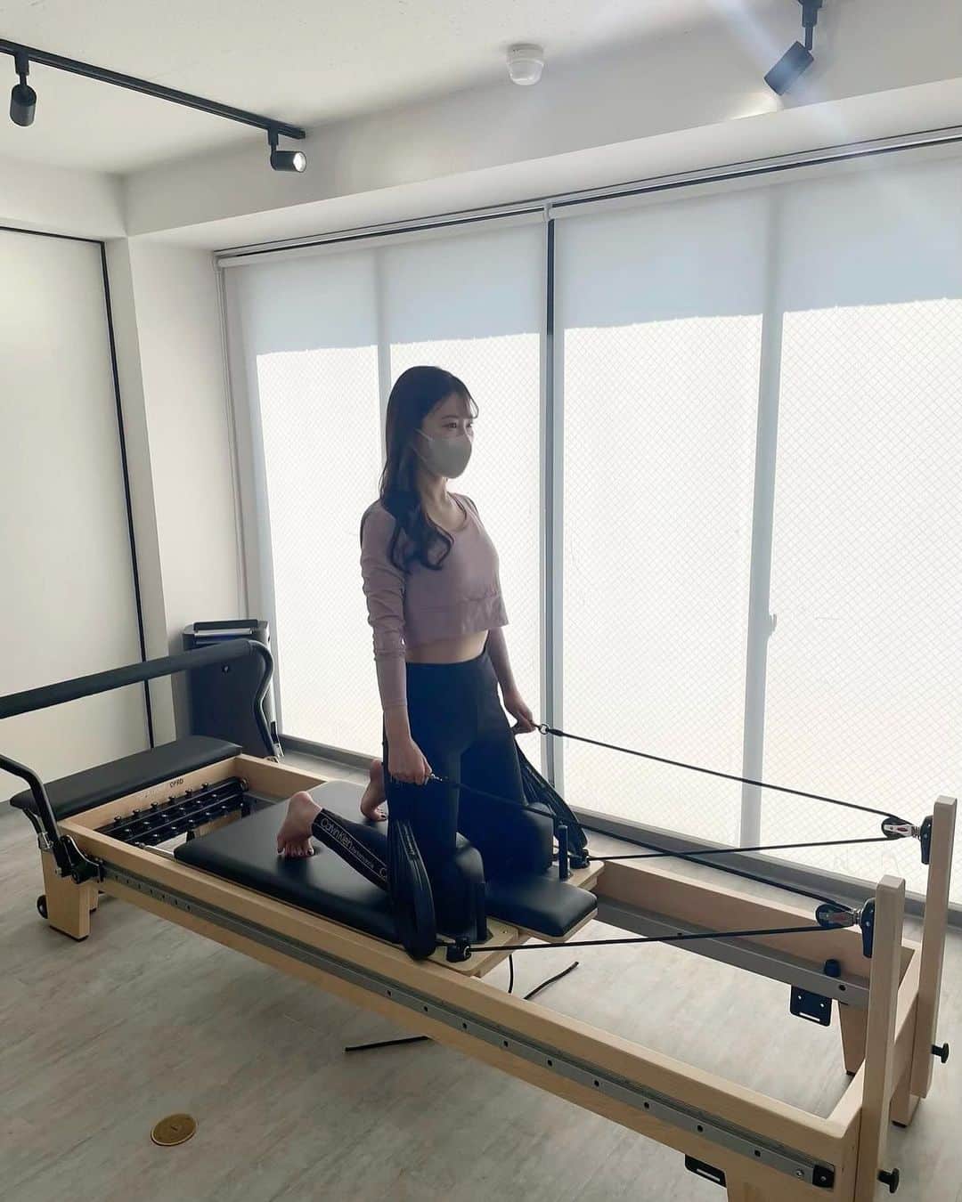 のインスタグラム：「. ずっと気になっていたピラティスに挑戦👏🏻 先月から定期的に(@luluto_pilates )に通ってボディメイク中🧘🏻‍♀️💗 (@tanashun_ashiyase )先生に体の悩みを相談したら 丁寧に教えてくれるので初めてでも安心♡ 2枚目の写真のように優しいけどスパルタです🤣❤️‍🔥笑 でもじんわりと汗をかいてきたり、体が徐々に伸びていく感じが最高🥹💕 before→afterの写真を見てもらうとわかりますが 体の歪みを整えて女性らしいしなやかボディになりたい 私にはピラティスが最適でした🥰 巻き肩や猫背、腰痛が気になる方にもおすすめ💕 #ピラティス #luluto #パーソナルピラティス」