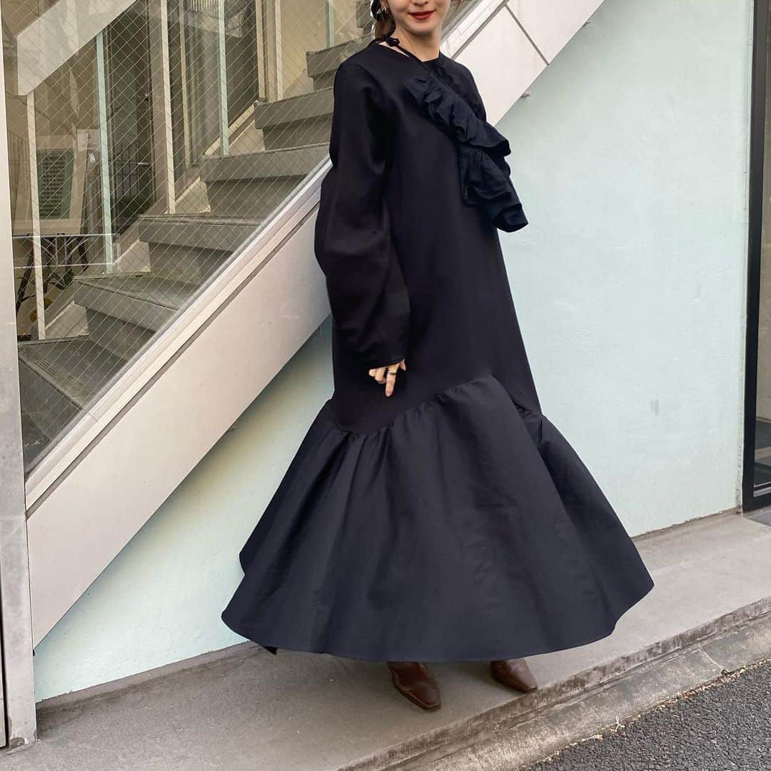 平木愛美のインスタグラム：「展示会へ訪れた日のっ。 私服！！！ シルエットが可愛いすぎるワンピ🤍  このワンピースだとあんまり妊婦ってわからないって言われたりもする #妊娠8ヶ月   お気に入りの襟を、襷みたいにななめにかけてみたり⚪️遊びごころっ！」