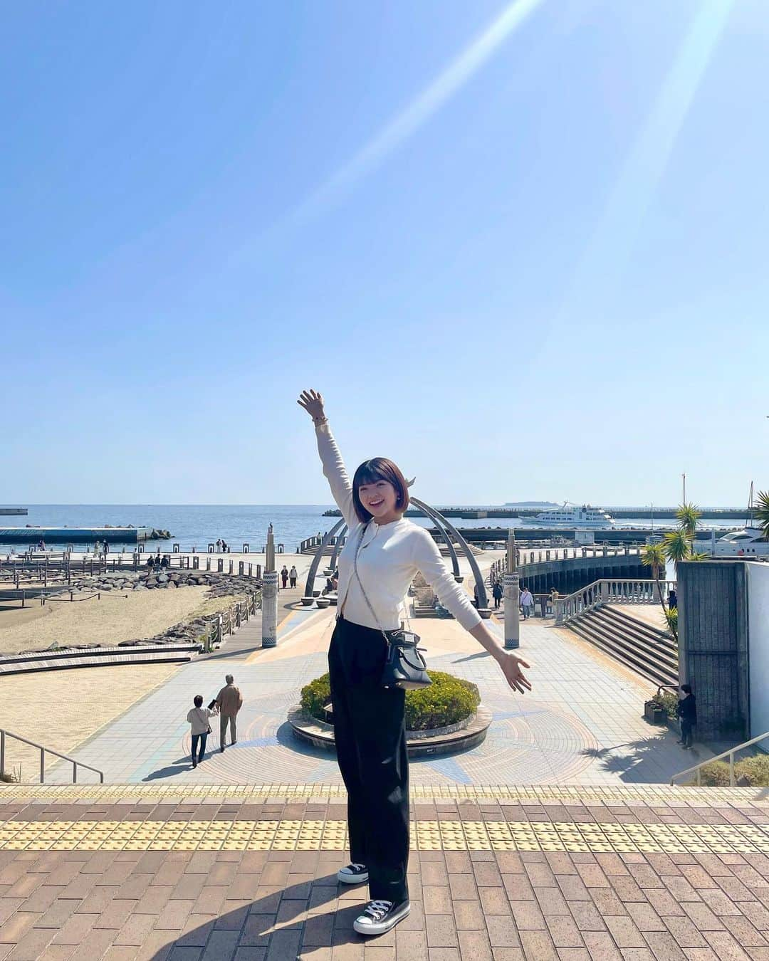 鈴木千夏のインスタグラム：「めちゃめちゃいい天気☀️in熱海~❕  #熱海 #熱海旅行 #旅行 #熱海観光 #晴れ  #☀️ #モノトーンコーデ #旅行コーデ #ボブ #ミニボブ #ボブヘア #海 #自然 #公園 #熱海市 #熱海サンビーチ」